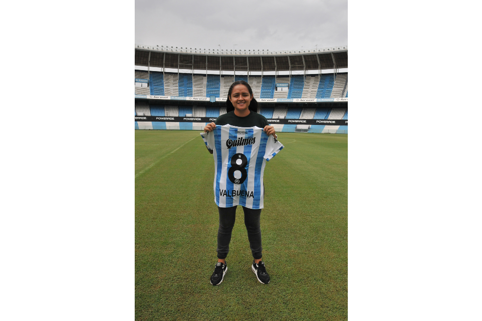 Paula Valbuena, una ‘8′ que baila en la cancha