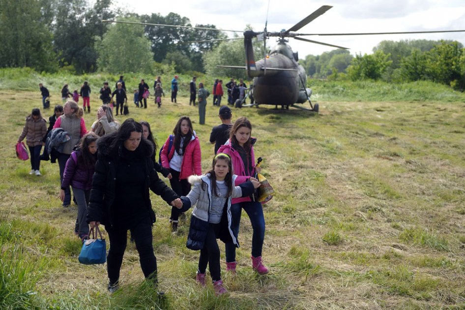 Miles de personas han sido evacuadas a causa de las fuertes inundaciones en los Balcanes.