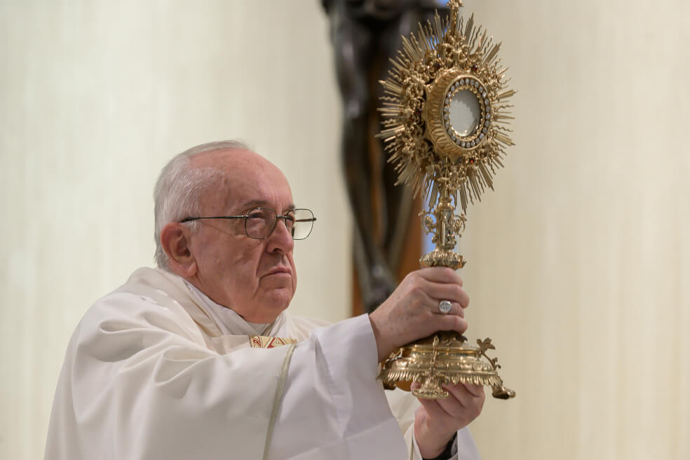 El Vaticano propone hacer las celebraciones de Semana Santa en septiembre, por cuenta del coronavirus.  / AFP