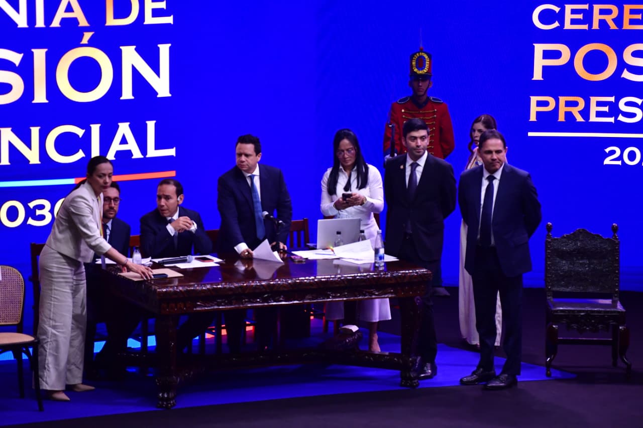 Los presidentes del Congreso, Honorio Henríquez y Nicolas Barguil, a la espera de la llegada del presidente electo, Abelardo de la Espriella en las instalaciones de la Universidad Santiago de Cali.