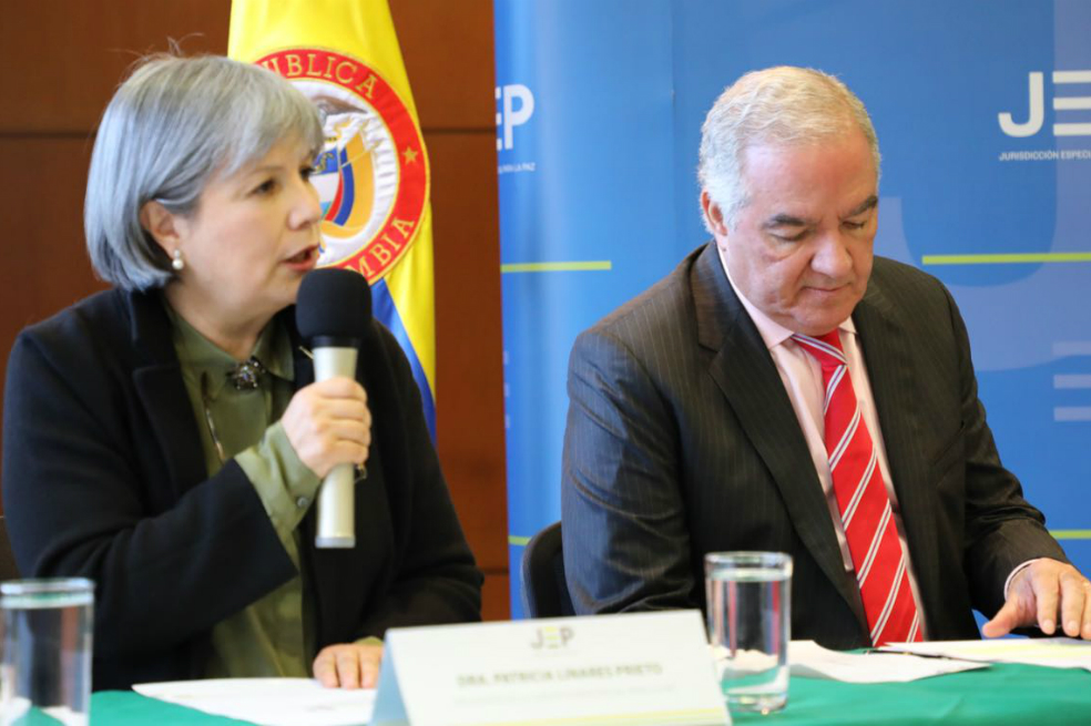 Patricia Linares, presidenta de la Jurisdicción Especial para la Paz, junto al contralor general de la República, Edgardo Maya./PrensaJEP.