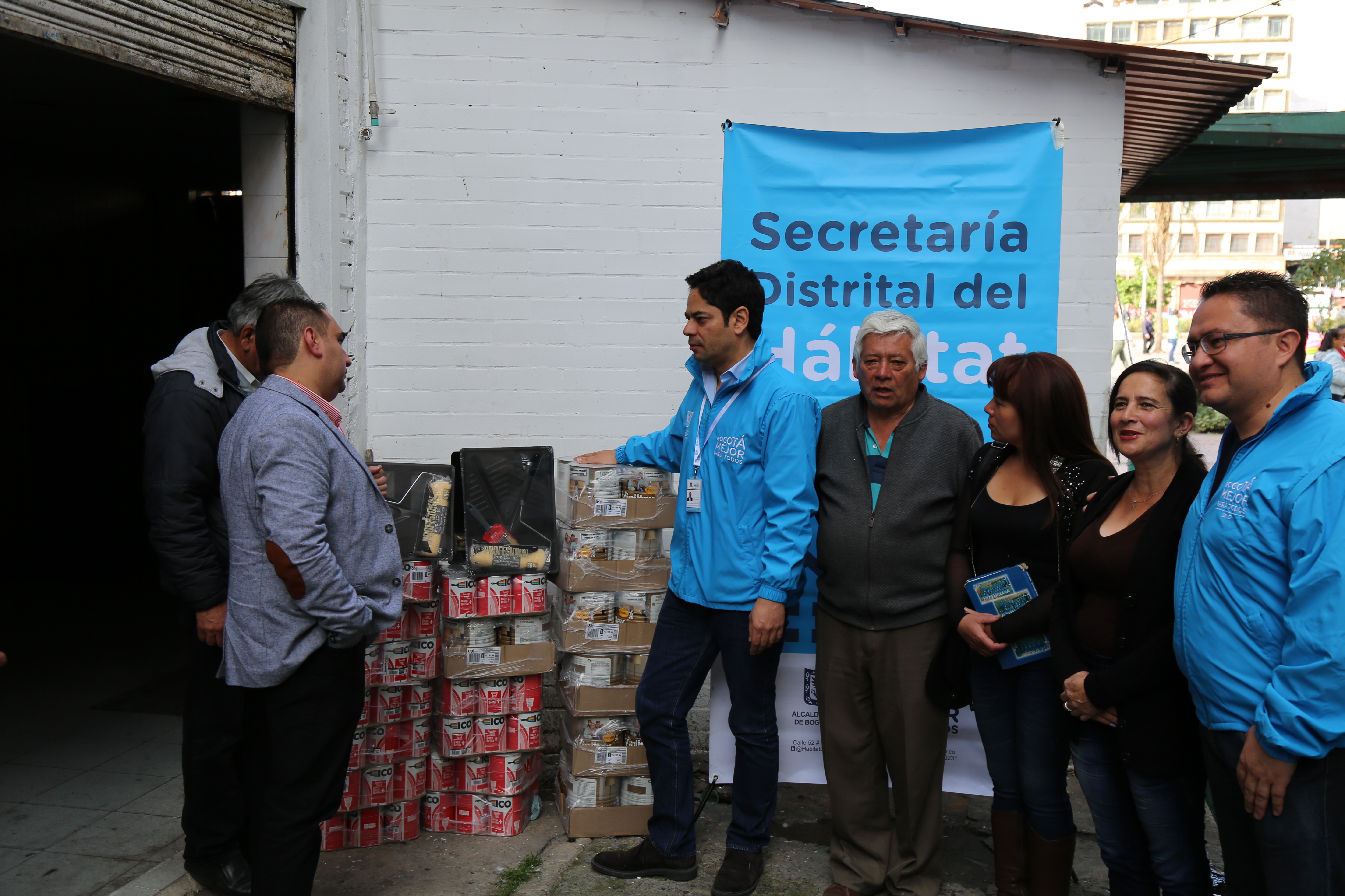 Vecinos del barrio María Paz reciben 700 galones de pintura para ponerle color a sus fachadas