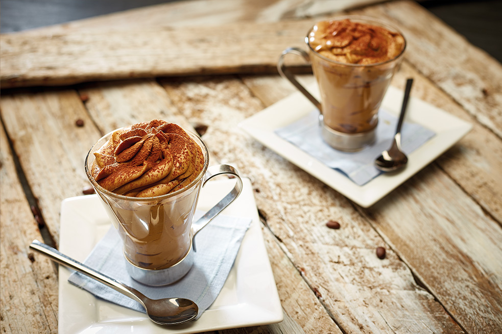 Prepara un postre suave y esponjoso con café y queso mascarpone