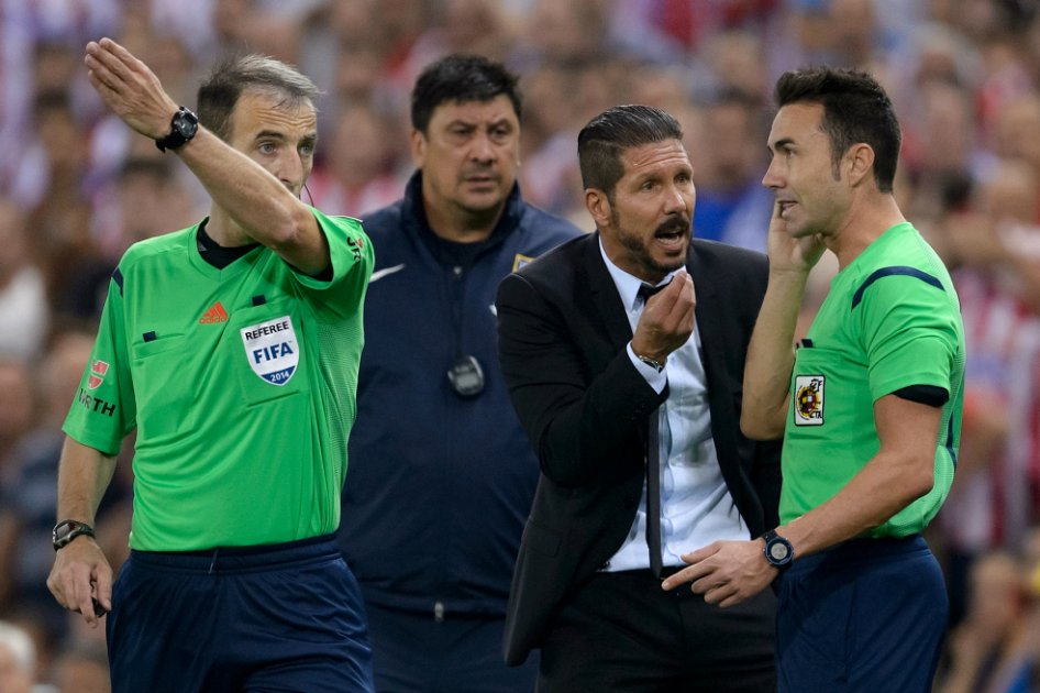 Ocho partidos de sanción a Simeone por "golpear" en la cabeza al árbitro