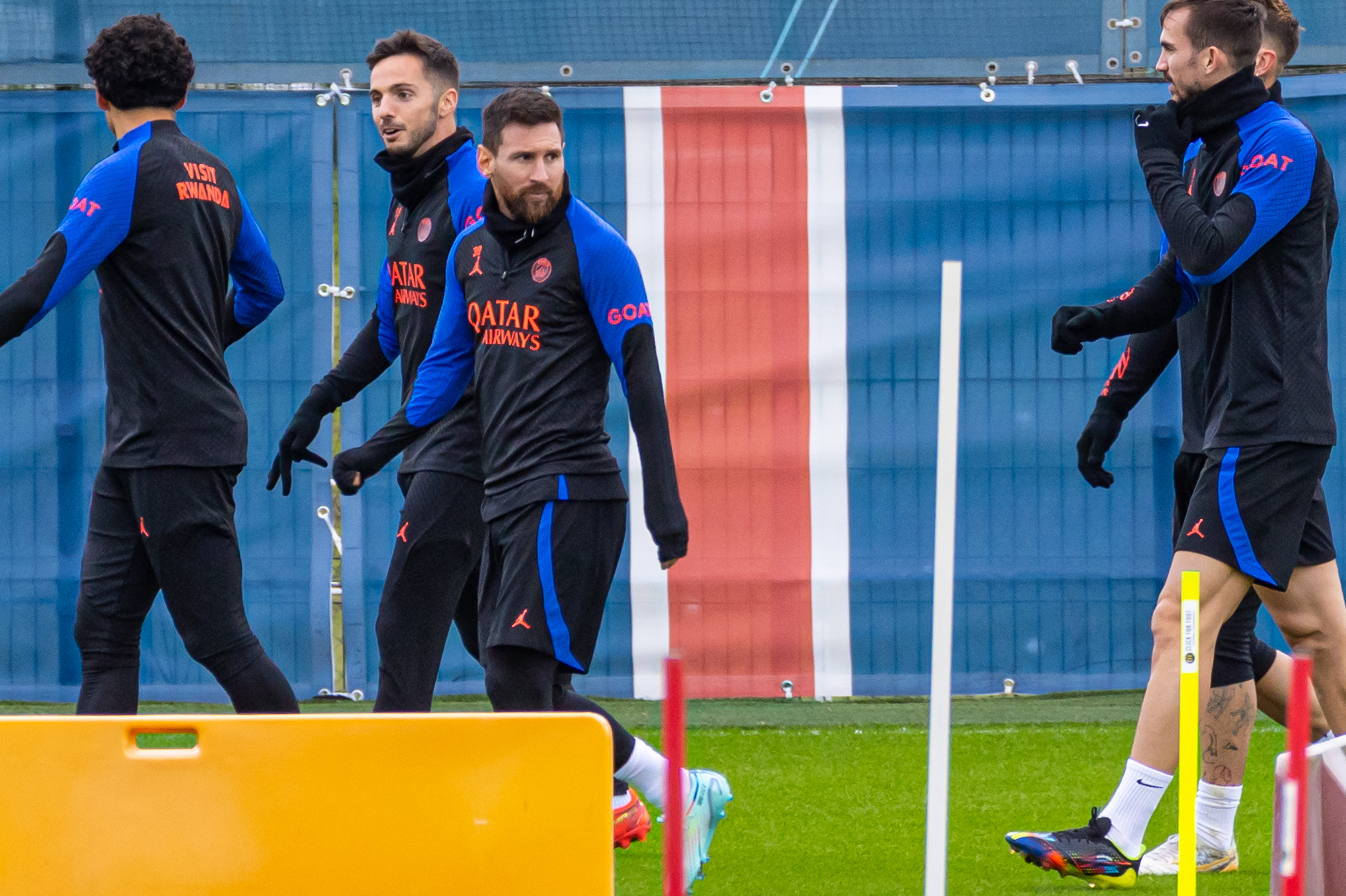 Saint Germain En Laye (France), 05/01/2023.- PSG 's Lionel Messi (C) takes part in a team's training session at the Camp des Loges sports complex in Saint Germain en Laye, near Paris, France, 05 January 2023. (Francia) EFE/EPA/CHRISTOPHE PETIT TESSON