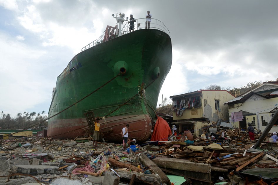  Filipinas decretó el estado de calamidad, mientras comienza a llegar la ayuda exterior para intentar paliar la grave situación en el país tras el paso el viernes del tifón Haiyan.