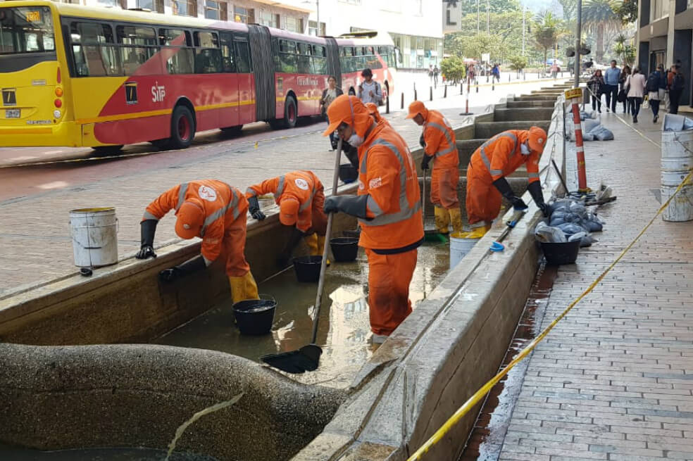 En imágenes: así se adelantan las labores de limpieza del Eje Ambiental de Bogotá