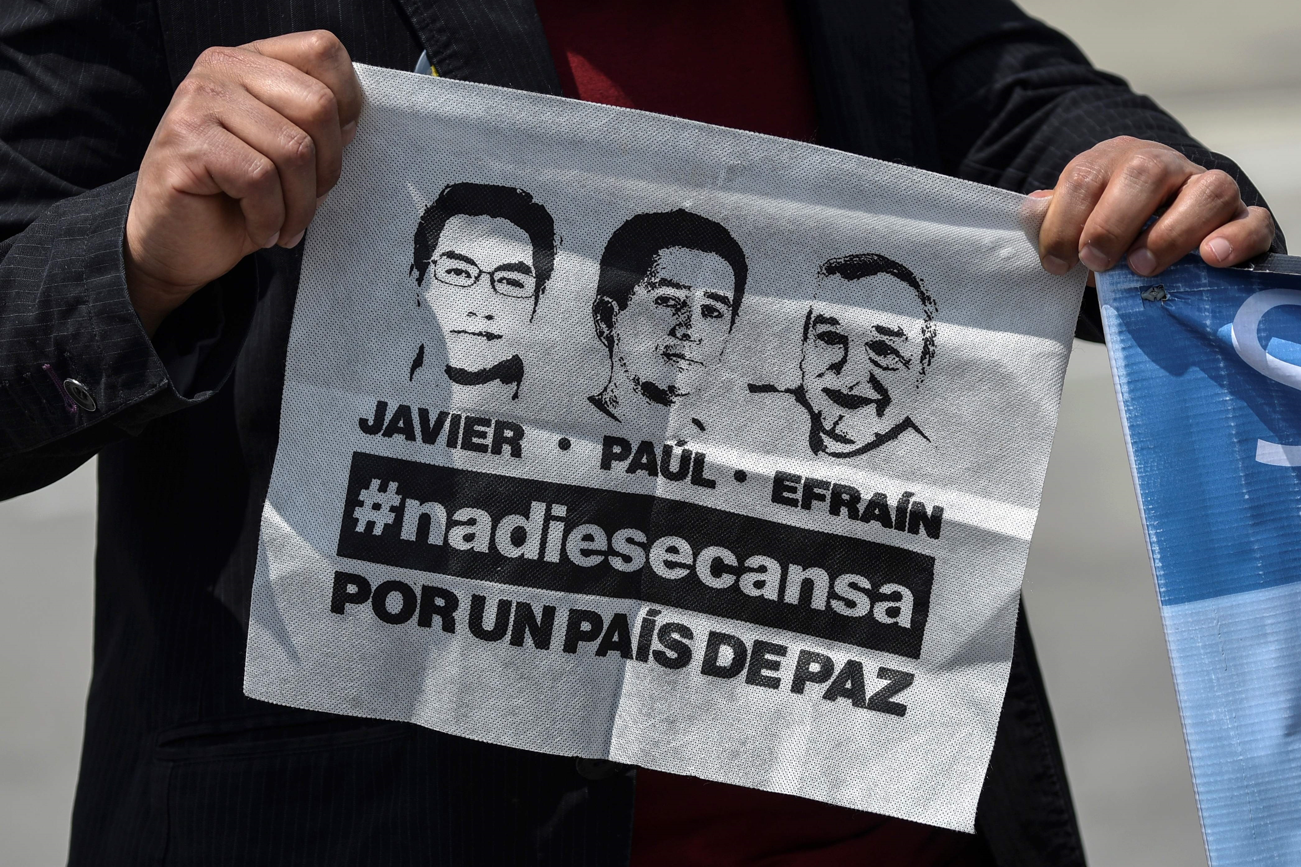 Periodista Javier Ortega, fotógrafo Paúl Rivas y conductor Efraín Segarra, miembros de El Comercio de Ecuador, víctimas de secuestro y homicidio por parte de disidentes del Frente Oliver Sinisterra de las Farc.