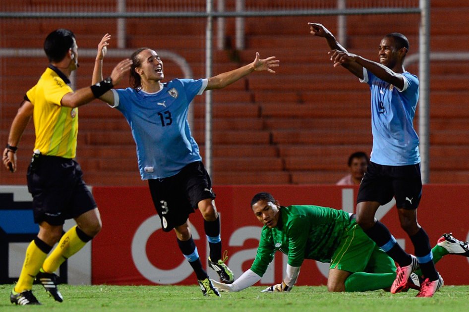 Uruguay derrotó 3-1 a Perú en el inicio del hexagonal final