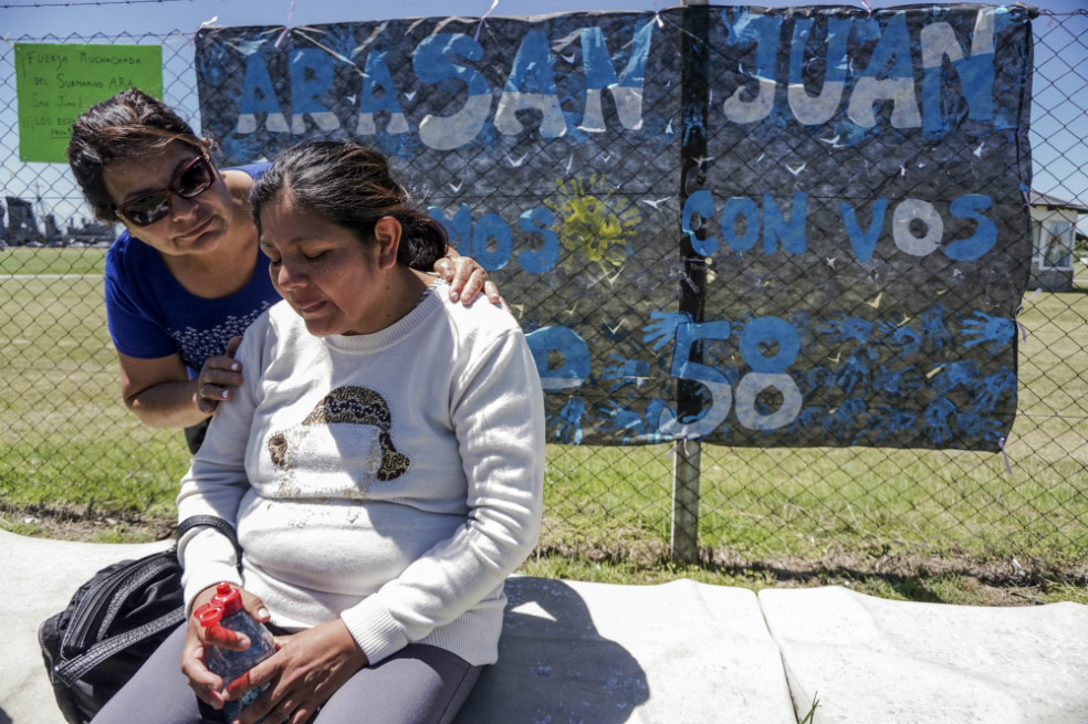 Familiares claman que siga búsqueda de tripulantes de submarino argentino