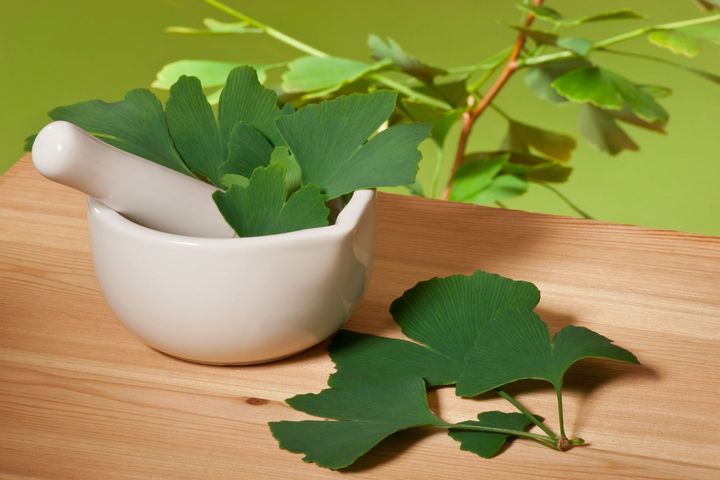 El Ginkgo biloba se puede consumir de varias formas, siendo las más comunes las cápsulas, tabletas, extractos líquidos y tés.