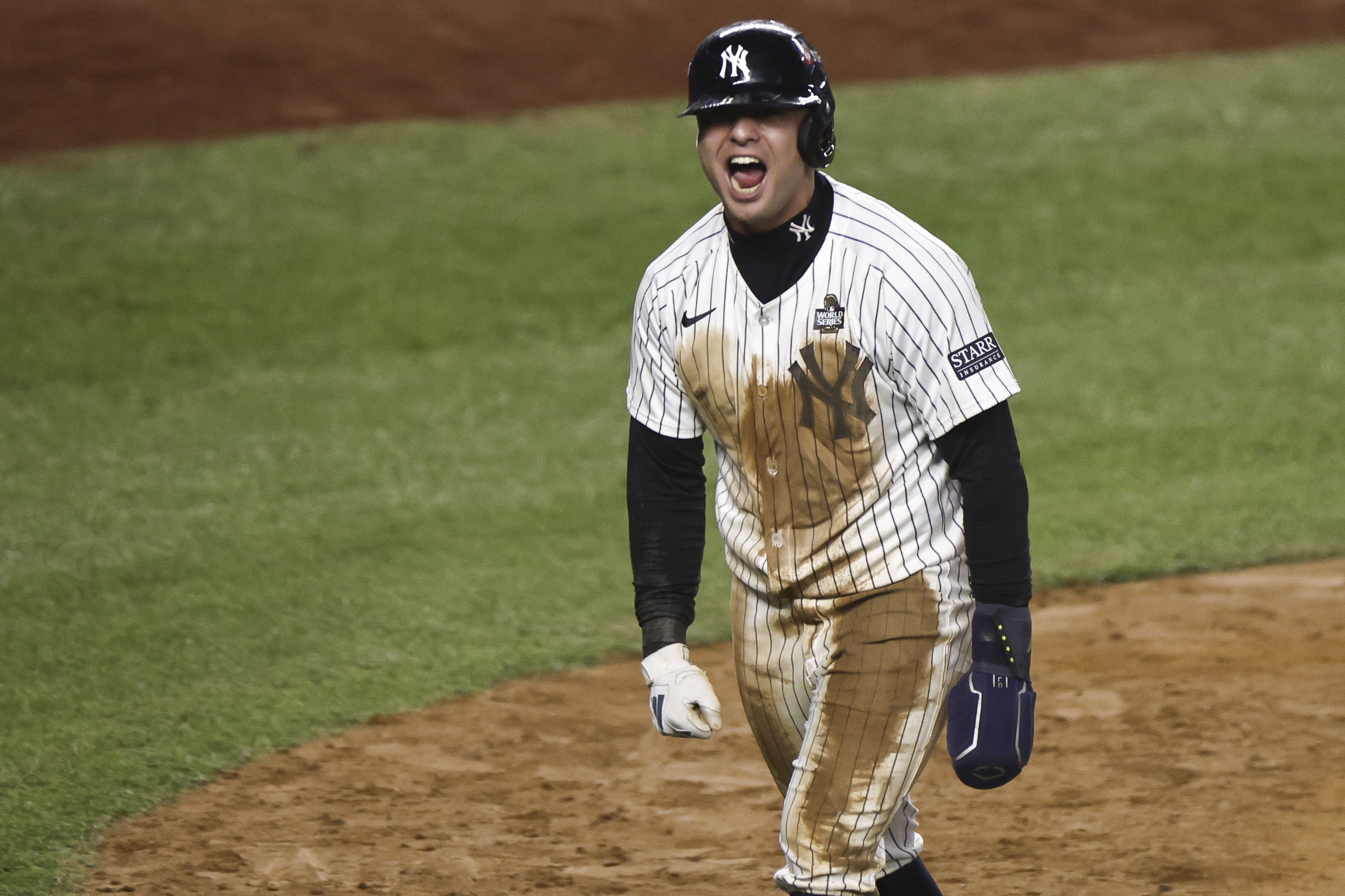 New York (United States), 30/10/2024.- New York Yankees Anthony Volpe reacts after sliding safely into home plate to score during the eighth inning of game four of the Major League Baseball (MLB) World Series between the American League Champion New York Yankees and the National League Champion Los Angeles Dodgers at Yankees Stadium in the Bronx borough of New York, New York, USA, 29 October 2024. The World Series is the best-of-seven games. (Nueva York) EFE/EPA/CJ GUNTHER