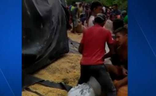 Saquean camión cargado de maíz que se volcó en Ovejas (Sucre)