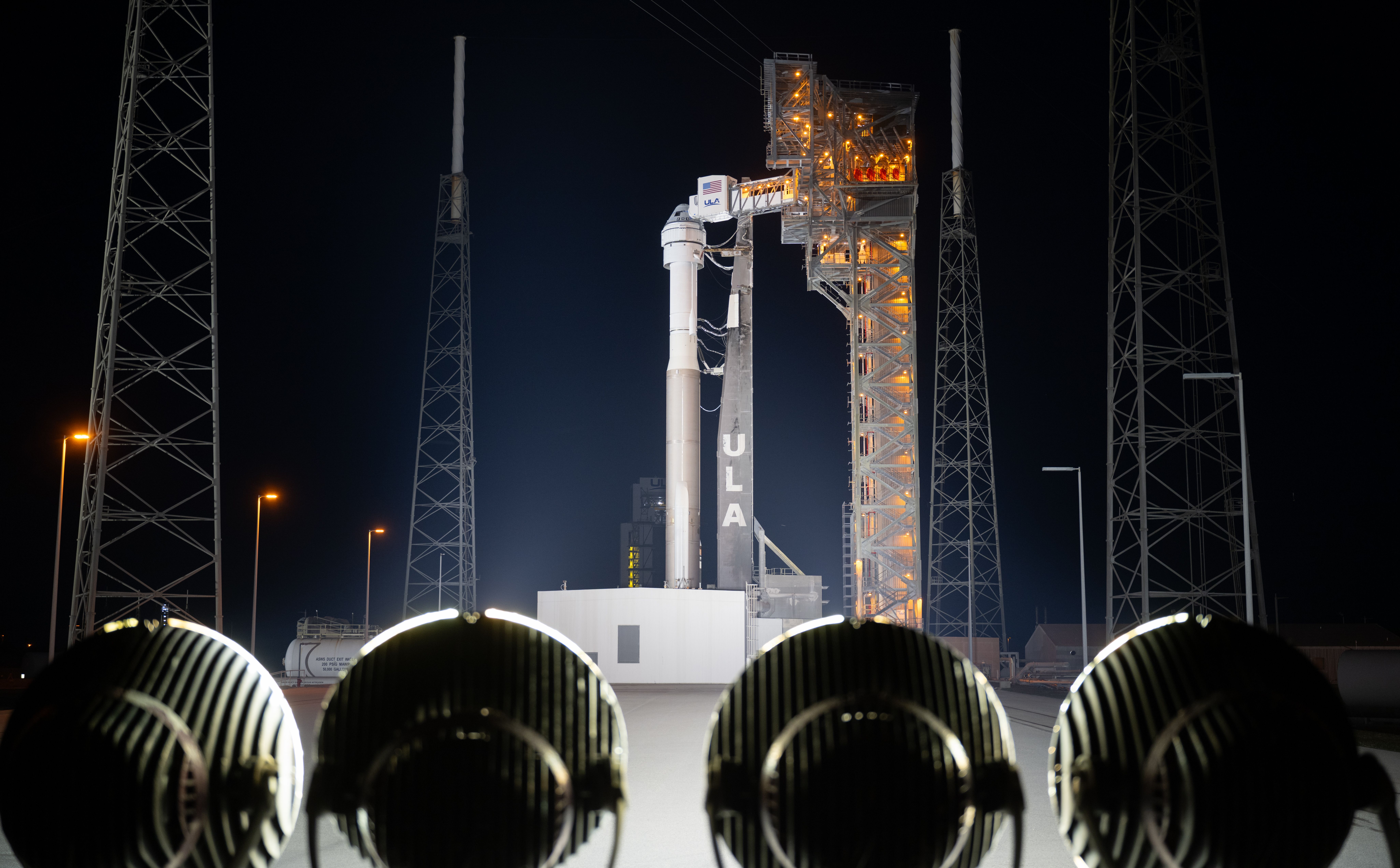 Un cohete Atlas V de United Launch Alliance con la nave espacial Starliner de Boeing a bordo se ve en la plataforma de lanzamiento iluminada por focos en el Complejo de Lanzamiento Espacial 41 el domingo 5 de mayo de 2024. Crédito de la foto: NASA/Joel Kowsky