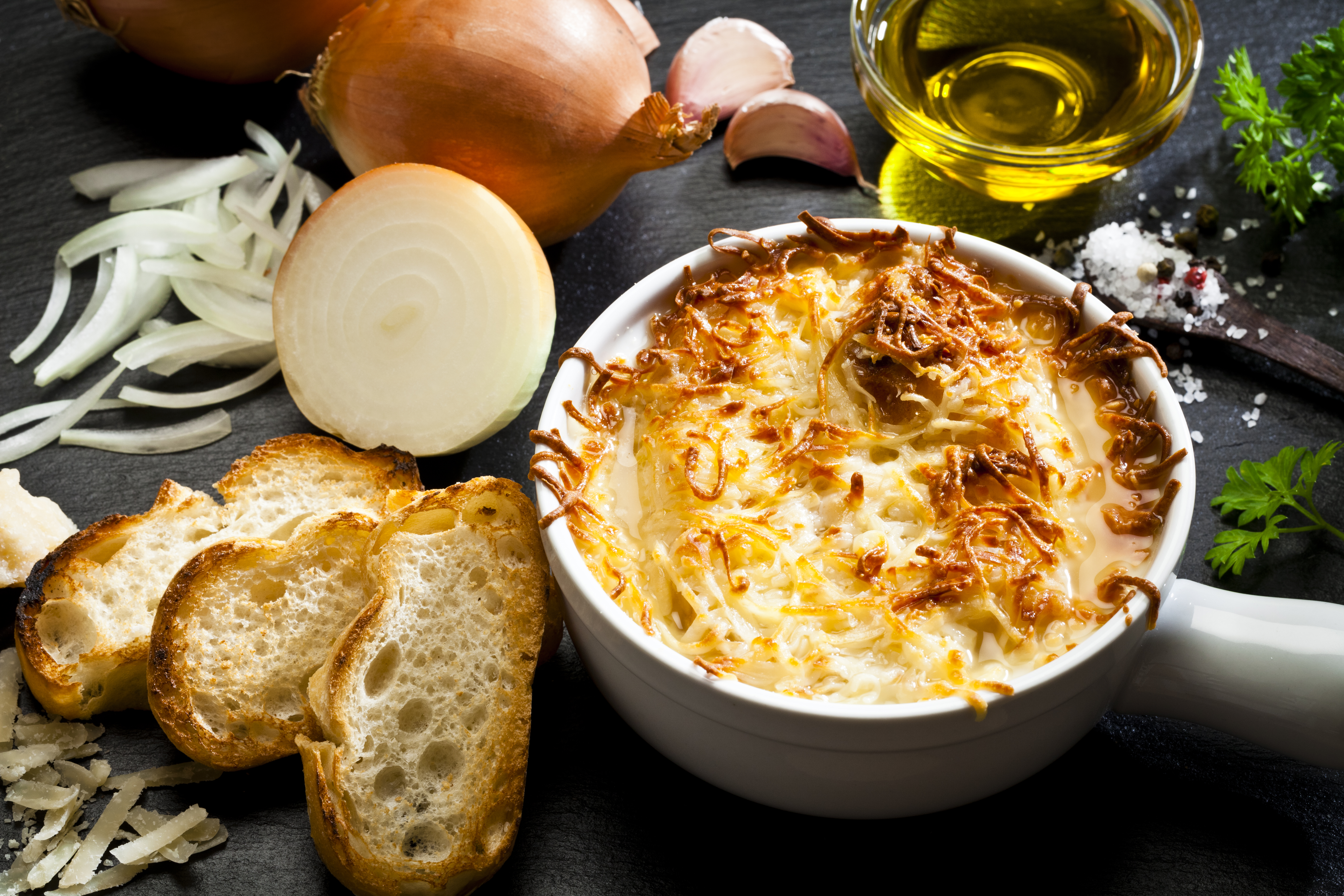 Usa esta exquisita y deliciosa receta para preparar una sopa de cebolla
