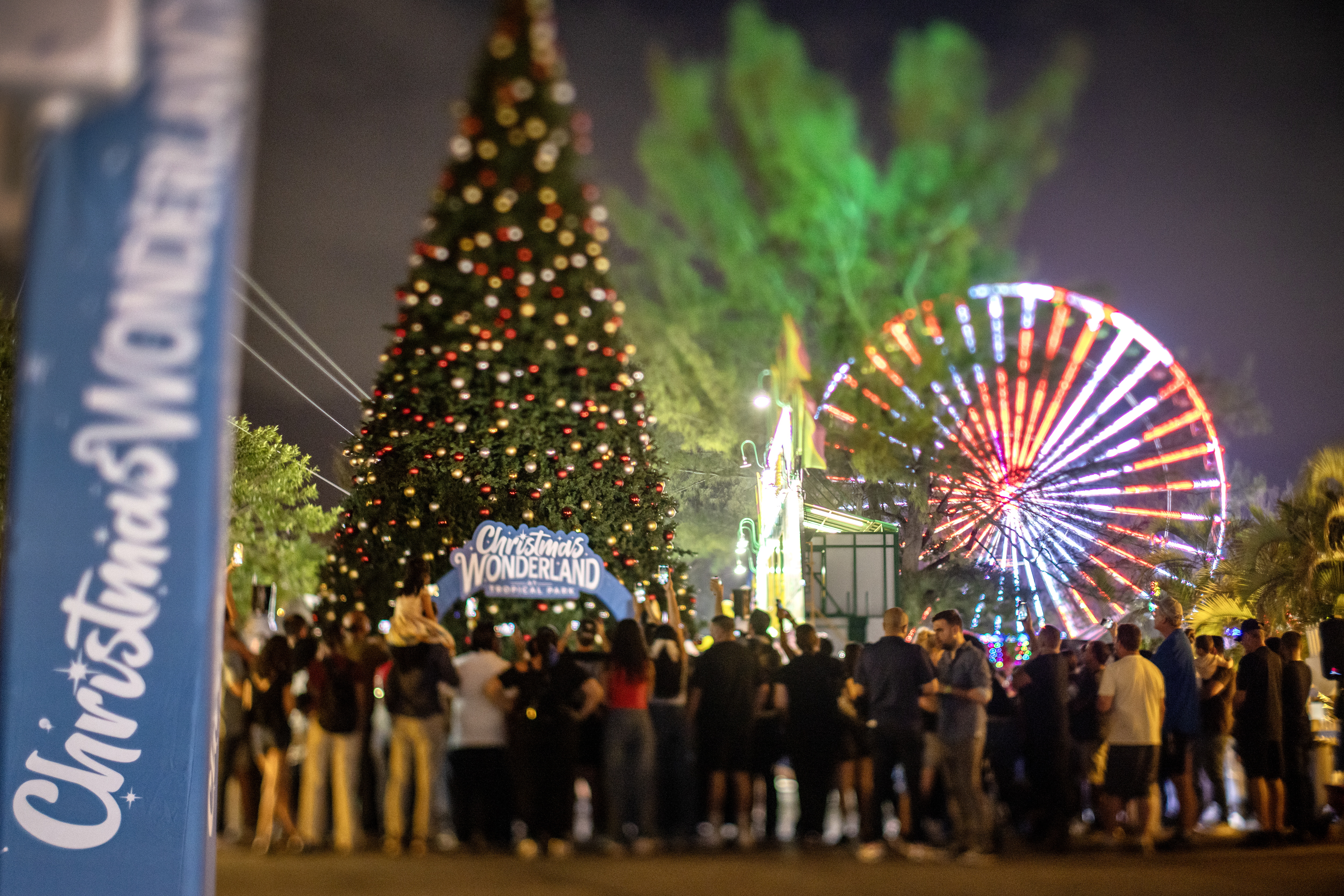 Miami (United States), 16/11/2024.- People visit Christmas Wonderland during the opening night at Tropical Park theme park in Miami, Florida, USA, 15 November 2024. Wonderland is a holiday experience with traditional ways to celebrate, as well as cutting-edge elements. EFE/EPA/CRISTOBAL HERRERA-ULASHKEVICH