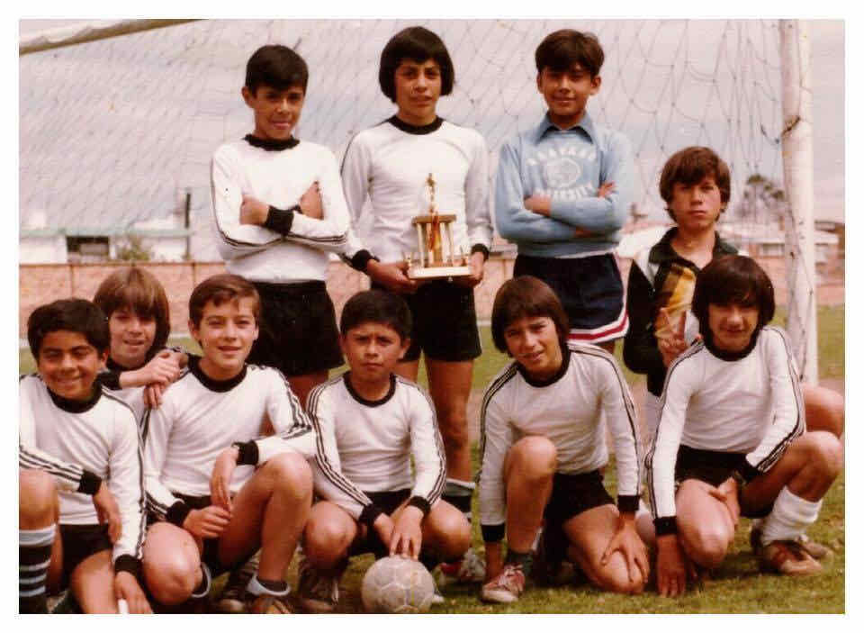 Carlos Alberto Montoya en un equipo de fútbol del colegio con sus compañeros
