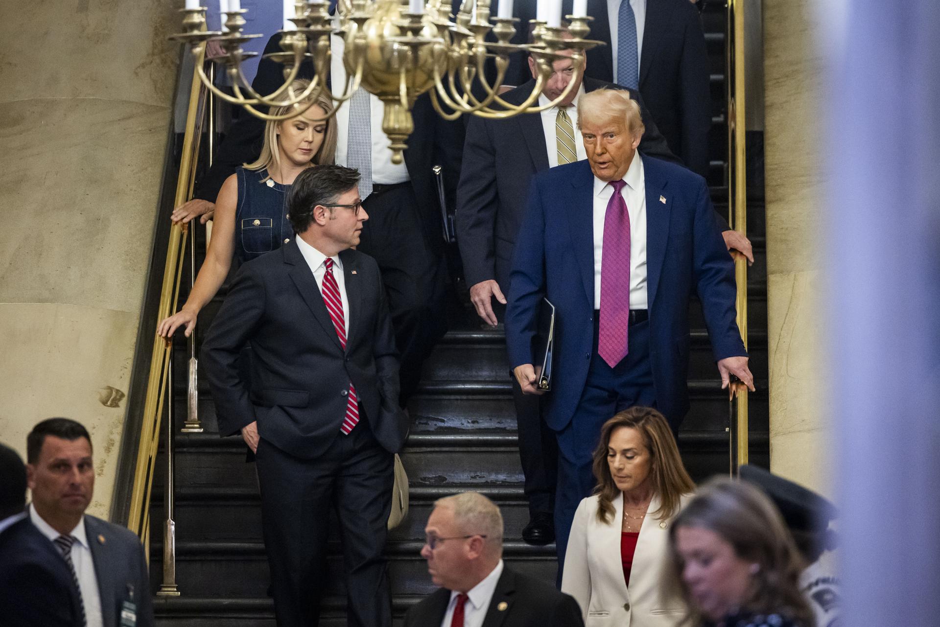 WASHINGTON (United States), 20/05/2025.- US President Donald Trump (R), alongside Republican Speaker of the House Mike Johnson (L), arrives at the US Capitol to meet with Republicans about his 'big beautiful bill' in Washington, DC, USA, 20 May 2025. Trump is hoping to unify Republican lawmakers to get behind the bill, which would extend his tax cuts from 2017. EFE/EPA/JIM LO SCALZO
