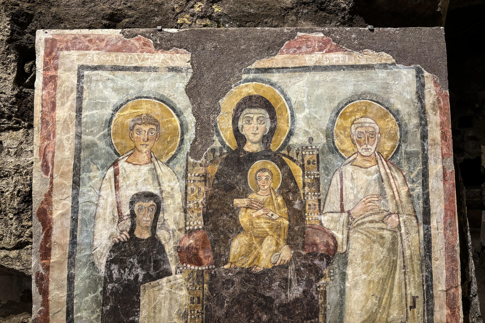 ROMA, 17/10/2025.- Las catacumbas de Commodilla, un cementerio cristiano excavado en el subsuelo de Roma hace más de 1.600 años, ha atravesado una "compleja" restauración que ha permitido limpiar con láser la suciedad acumulada en sus paredes, frescos y murales a lo largo de los siglos, de cara a su futura apertura al público. En la imagen, frescos y murales restaurados tras la finalización de las obras. EFE/Carlos Expósito