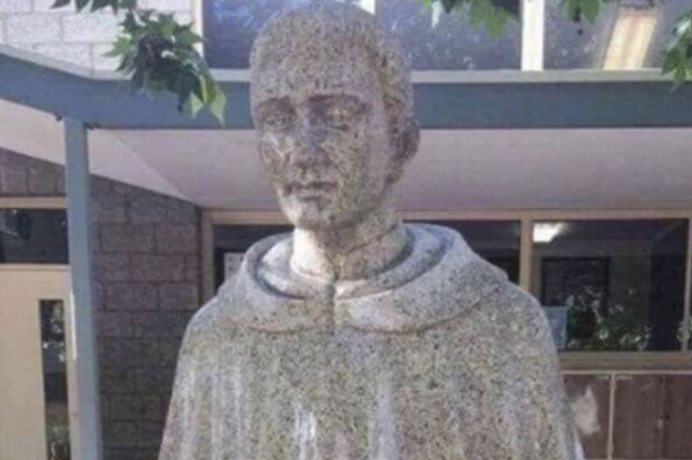 Redes sociales presionan para que cubran estatua en colegio de Australia «por vulgar»