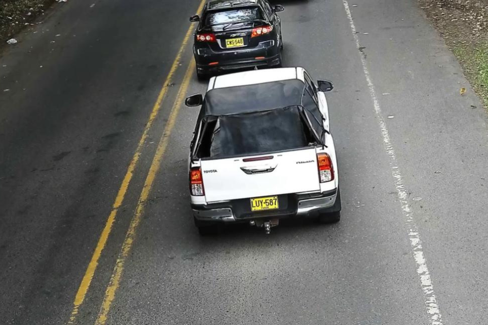 Capturan en flagrancia a dos hombres tras robo de camioneta en Valle del Cauca