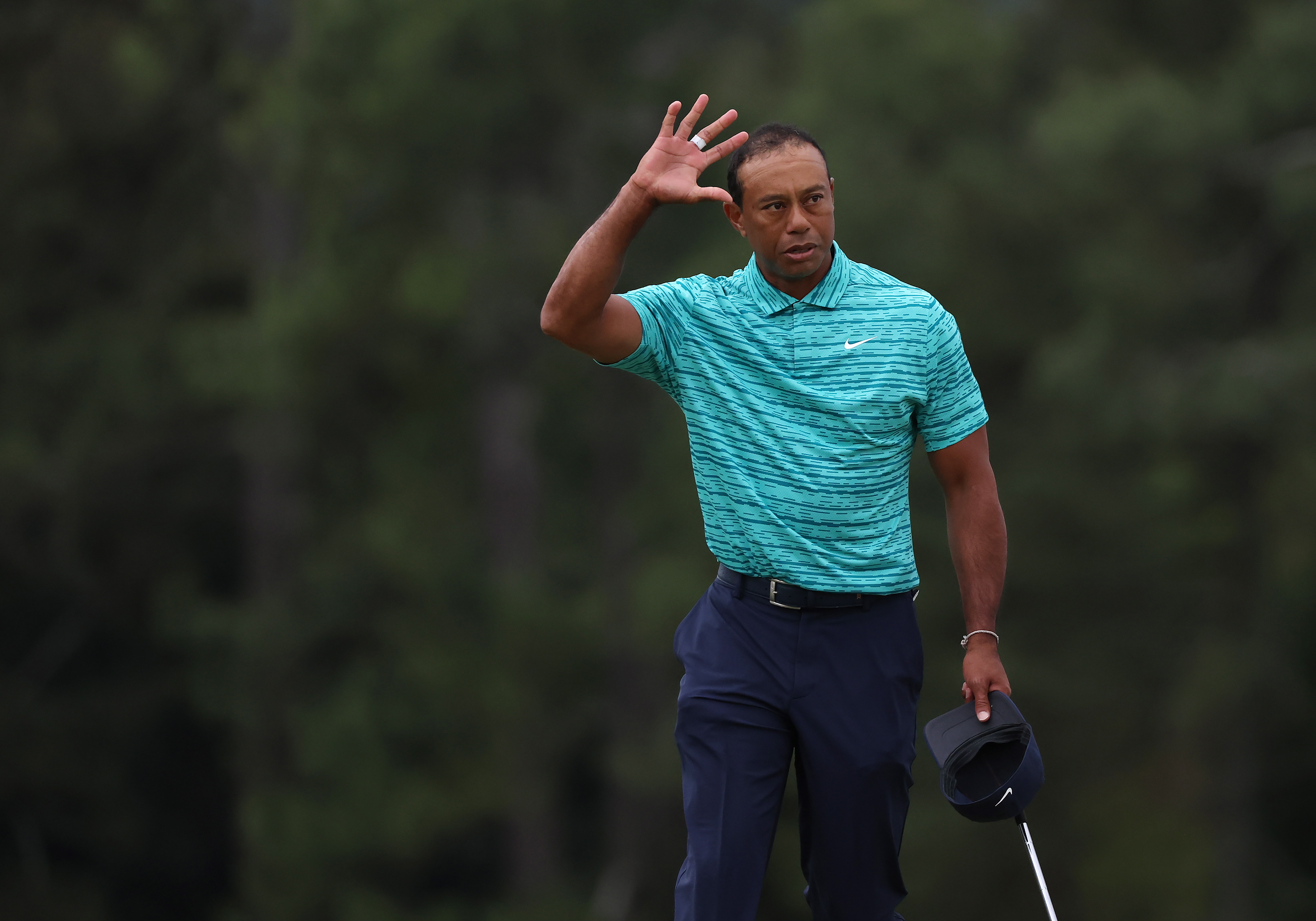 Augusta (United States), 08/04/2022.- Tiger Woods of the US reacts to patrons after finishing his round on the eighteenth hole during the second round of the 2022 Masters Tournament at the Augusta National Golf Club in Augusta, Georgia, USA, 08 April 2022. The 2022 Masters Tournament is held 07 April through 10 April 2022. (Estados Unidos) EFE/EPA/JUSTIN LANE