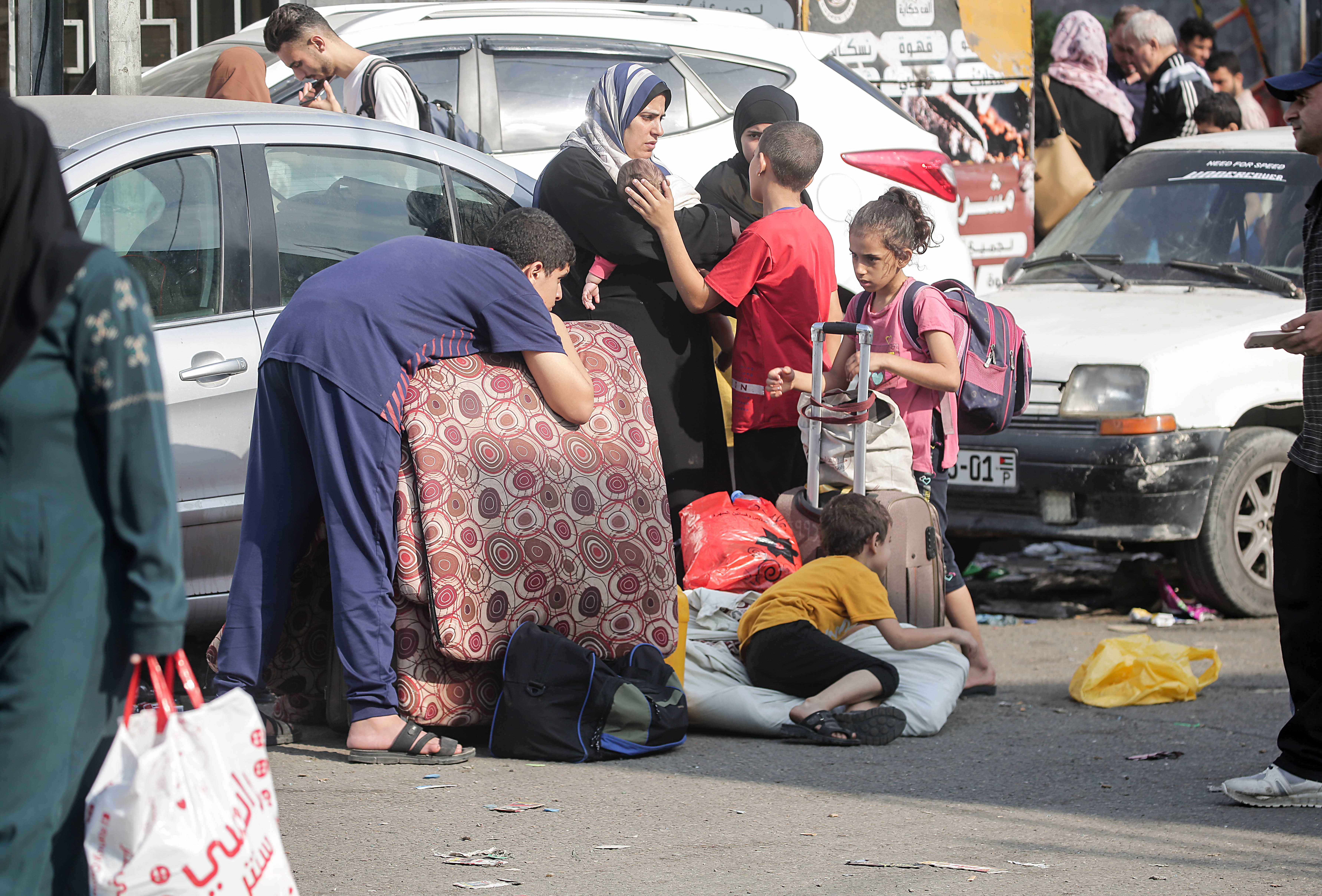 Gaza City (---), 14/10/2023.- Residents of Gaza City have a few belongings gathered as they begin to evacuate following an Israeli warning of increased military operations in the Gaza strip, 14 October 2023. The Israeli Defense Force (IDF) on 13 October had called for the evacuation of all civilians of northern Gaza ahead of an expected ground invasion. EFE/EPA/HAITHAM IMAD