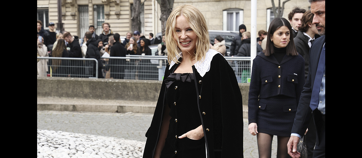 Kylie Minogue muestra cómo llevar el ‘vestidito negro’ a los cincuenta
