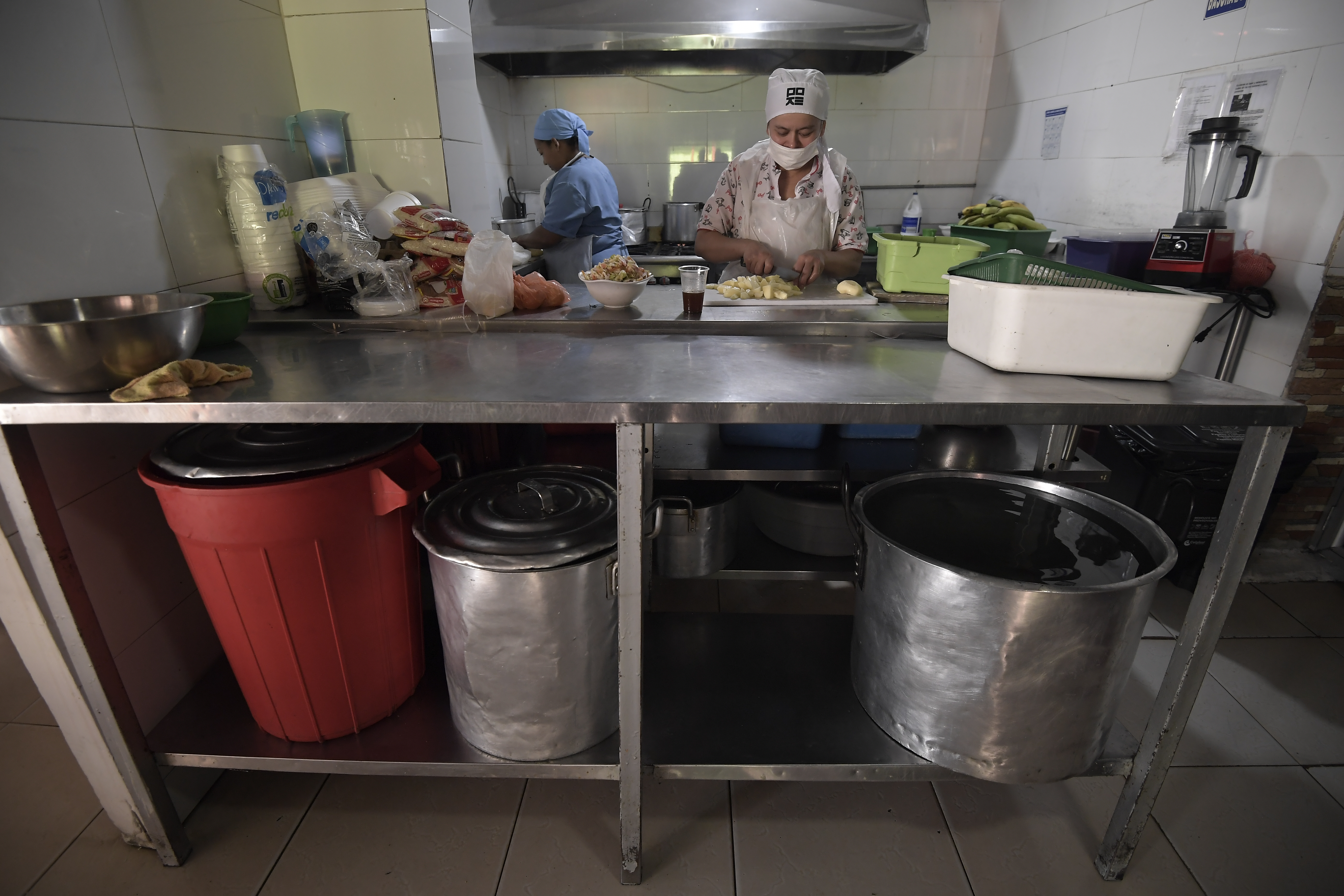 Diferentes actividades que se realizan con agua recogida, por la crisis de agua en Bogotá: Autolavado, cocina, labores de aseo y otras.