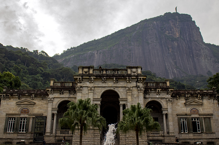 ‘Parque Lage’ es un espacio de puro verde que reúne a los enamorados y fiesteros de la Ciudad Maravillosa, sus 52 hectáreas de naturaleza rodean la casa antigua del siglo XIX en donde ahora funciona la Escuela de Artes Visuales Parque Lage.
