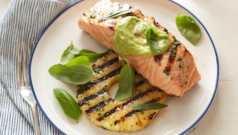 Salmón asado con piña y aderezo de aguacate