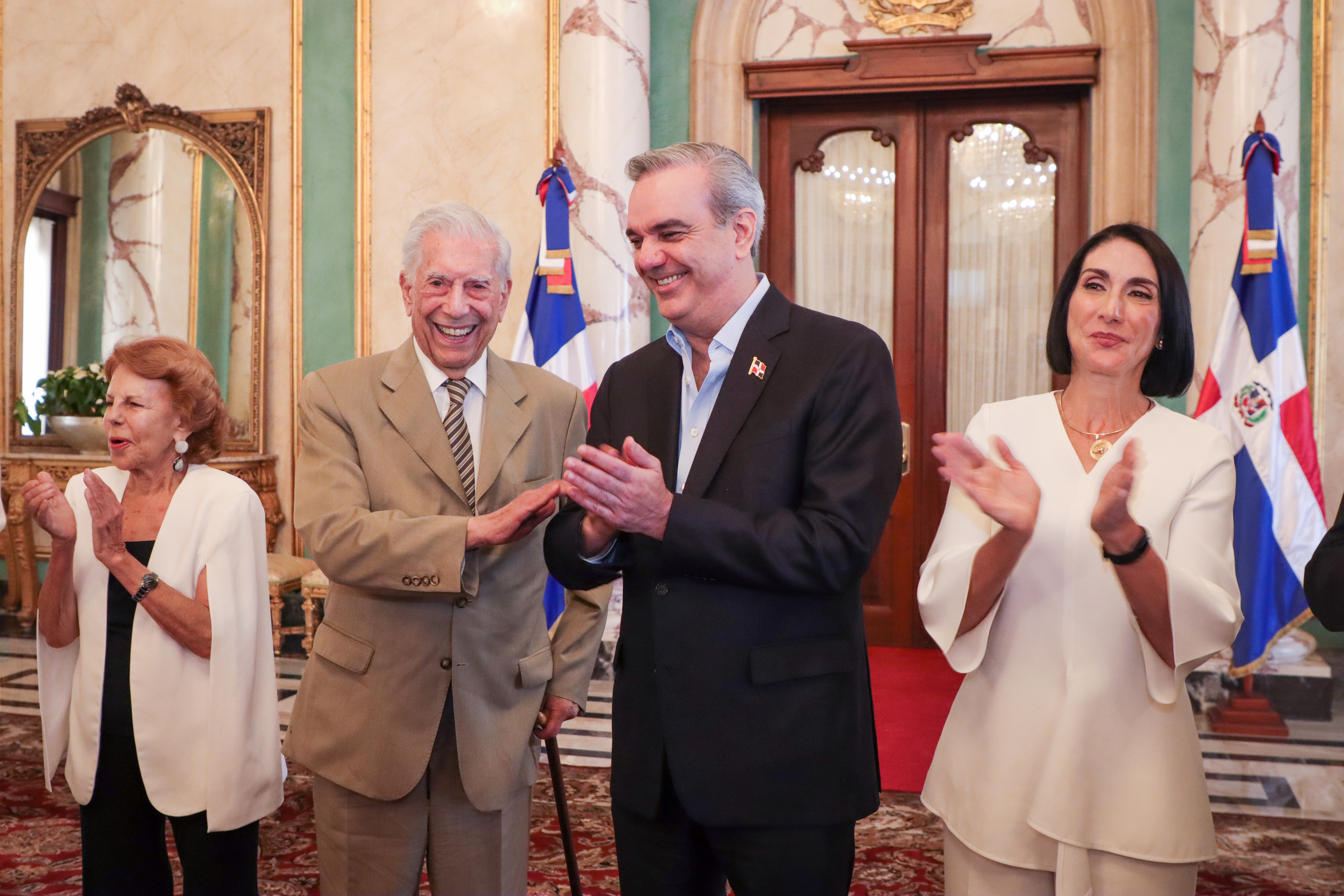 AME3225. SANTO DOMINGO (REPÚBLICA DOMINICANA), 31/05/2023.- Fotografía cedida por la presidencia de República Dominicana del presidente de República Dominicana, Luis Abinader (c-der.) junto al escritor peruano y nacionalizado español Mario Vargas Llosa (c-izq.), durante una visita del autor en el Palacio Nacional, hoy en Santo Domingo (República Dominicana). El escritor peruano y nacionalizado español Mario Vargas LLosa también tendrá la nacionalidad dominicana, según anunció el presidente del país caribeño, Luis Abinader, tras recibir este miércoles la visita del autor en el Palacio Nacional. EFE/ Presidencia República Dominicana SOLO USO EDITORIAL/NO VENTAS/SOLO DISPONIBLE PARA ILUSTRAR LA NOTICIA QUE ACOMPAÑA/CRÉDITO OBLIGATORIO
