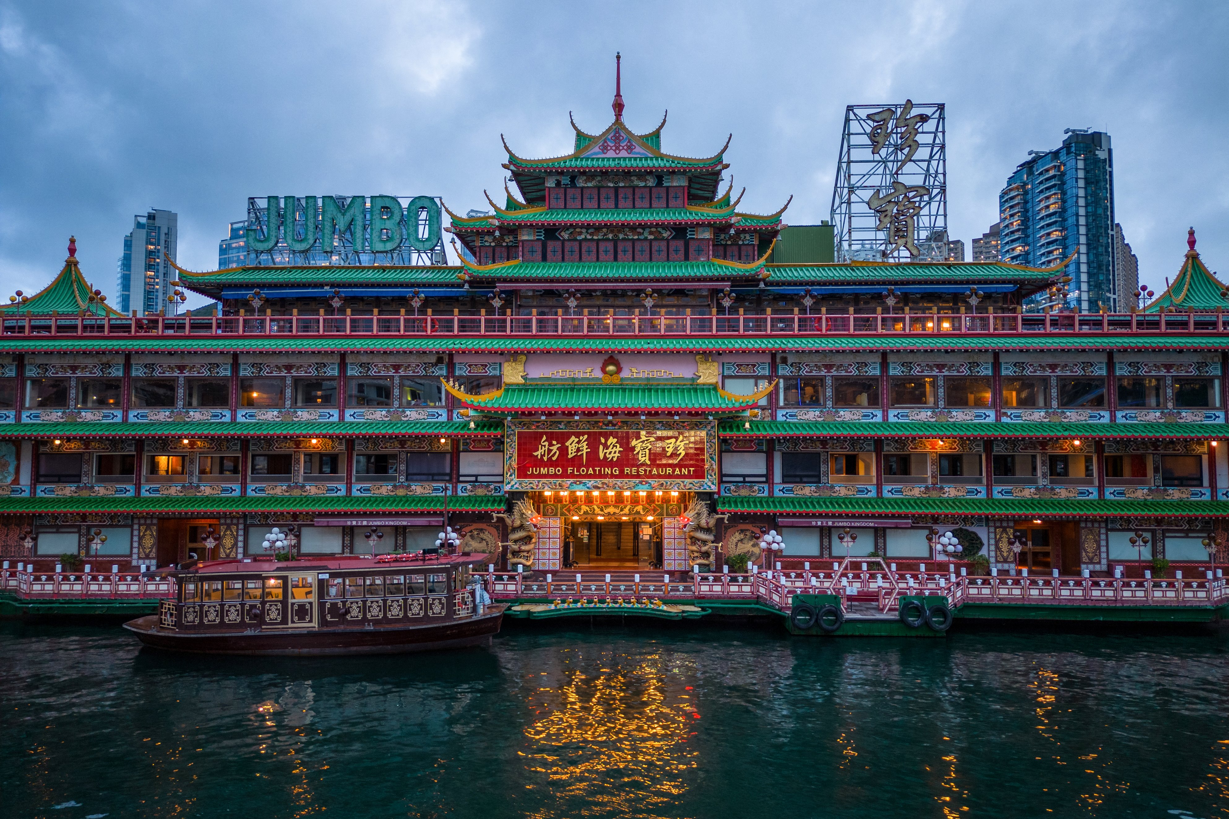 Famoso restaurante flotante de Hong Kong se hunde en el mar de China Meridional