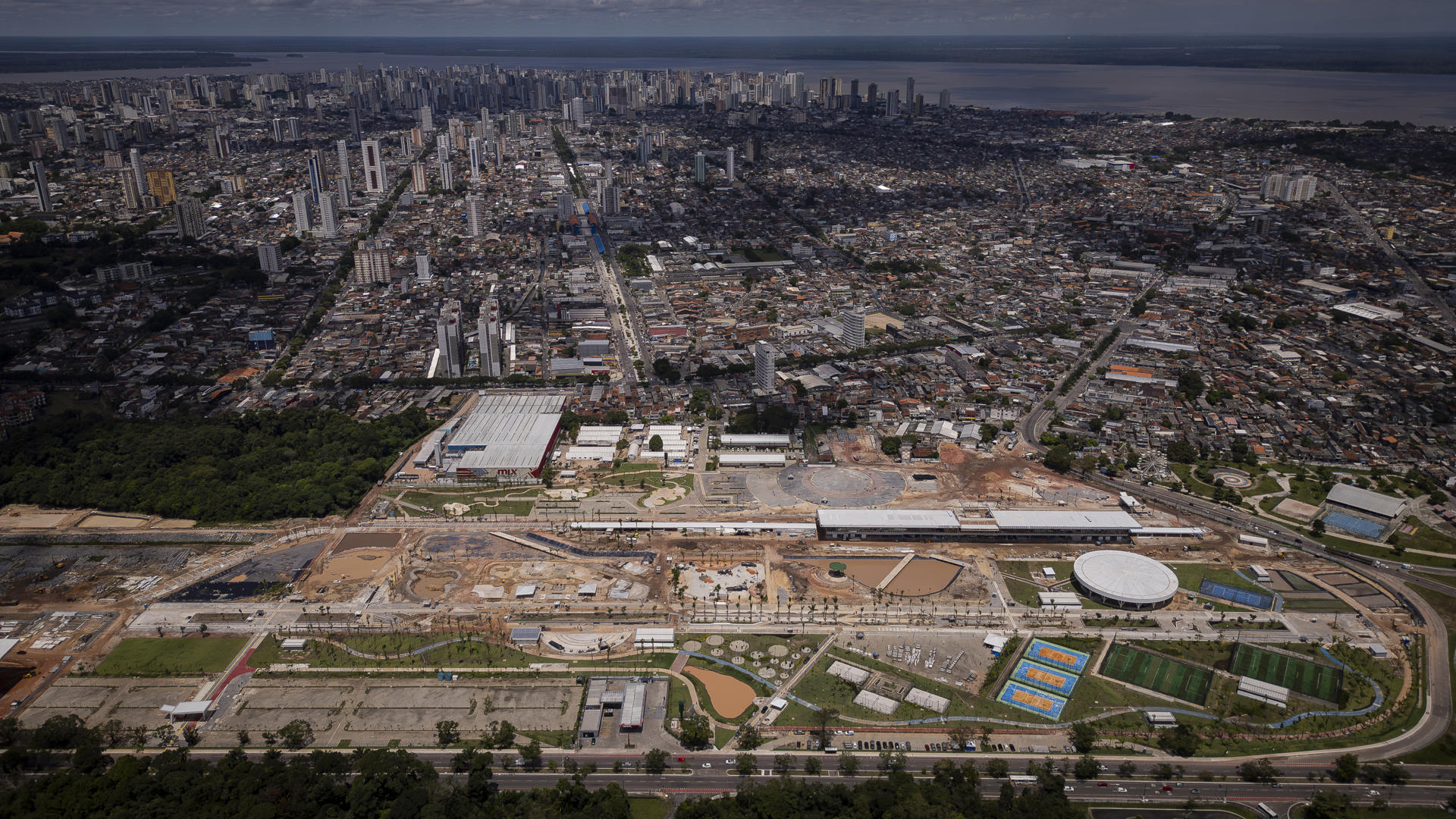 AME3188. BELÉM (BRASIL), 28/04/2025.- Fotografía aérea del 24 de abril de 2025 donde se observa el Parque da Cidade, principal proyecto para acoger la COP30, durante sus obras de adecuación en la ciudad de Belém (Brasil). La ciudad brasileña de Belém se apresura a terminar decenas de obras prometidas para la Conferencia sobre el Cambio Climático de la ONU (COP30) que se celebra en noviembre, una situación que los habitantes describen como “caótica”, pero que, al mismo tiempo, ven con esperanza. EFE/ Isaac Fontana