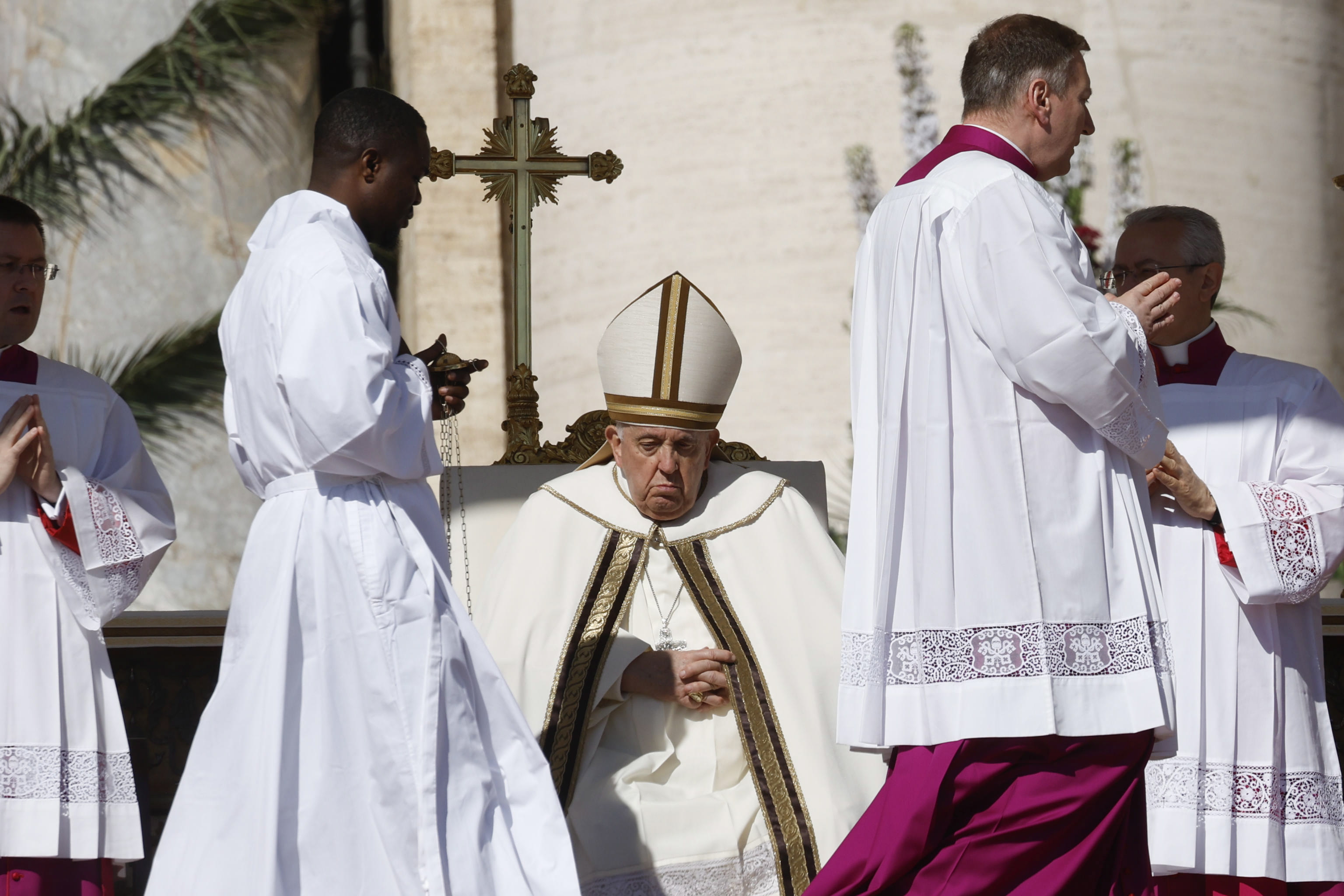 Vatican City (Vatican City State (holy See)), 09/04/2023.- Pope Francis leads the Easter Mass in Saint Peter's Square, Vatican City, 09 April 2023. (Papa) EFE/EPA/FABIO FRUSTACI