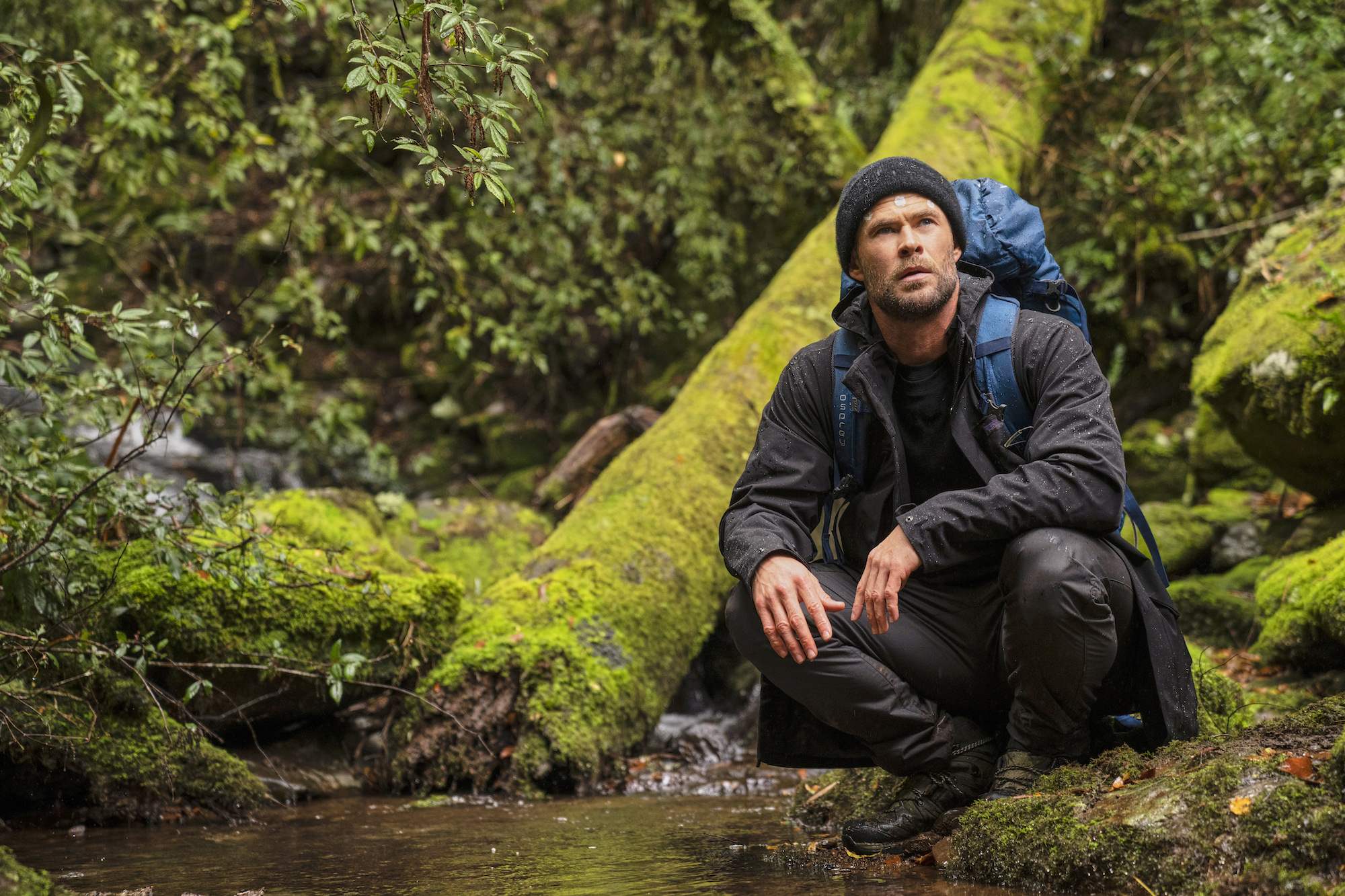USA2033. NUEVA YORK (NY, EEUU), 15/11/2022.- Fotografía cedida por National Geographic a tavés de Disney+ donde aparece el actor australiano Chris Hemsworth mientras se agacha al borde de un estanque, durante una escena del documental "Limitless", una serie de seis episodios de National Geographic que se estrenan mañana miércoles en la plataforma. Hemsworth, protagonista de la saga "Thor", se quita el uniforme de superhéroe y pone su cuerpo al servicio de la ciencia en la nueva serie documental "Limitless", donde el cineasta Darren Aronofsky le propone retos extremos para potenciar su longevidad. EFE/ Craig Parry SOLO USO EDITORIAL SOLO DISPONIBLE PARA ILUSTRAR LA NOTICIA QUE ACOMPAÑA (CRÉDITO OBLIGATORIO)