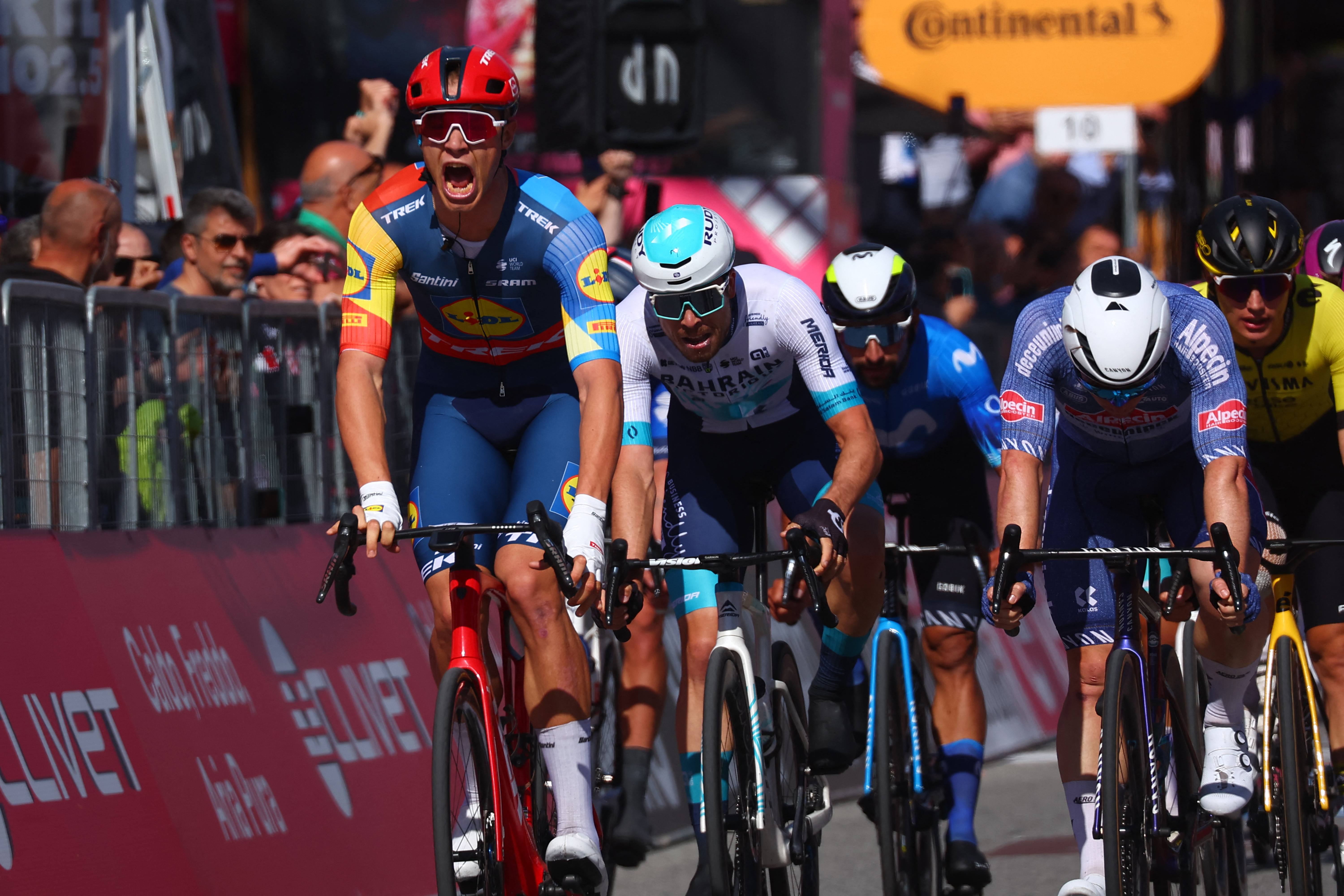 El frenético esprint de Jonathan Milan que le dio la victoria en el Giro de Italia