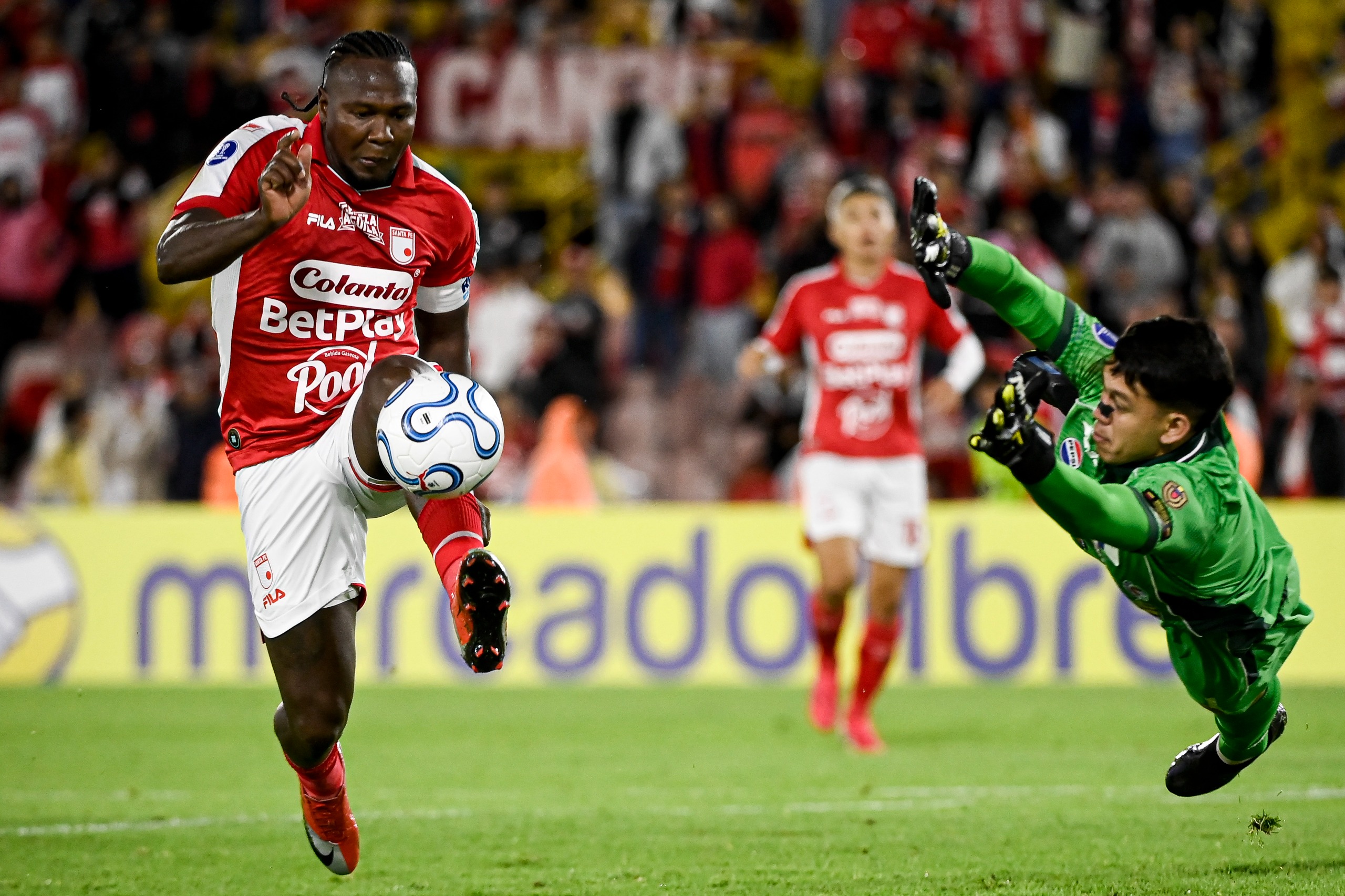 Hugo Rodallega elude al arquero de Caracas en el encuentro de Santa Fe por la Copa Sudamericana 2026.