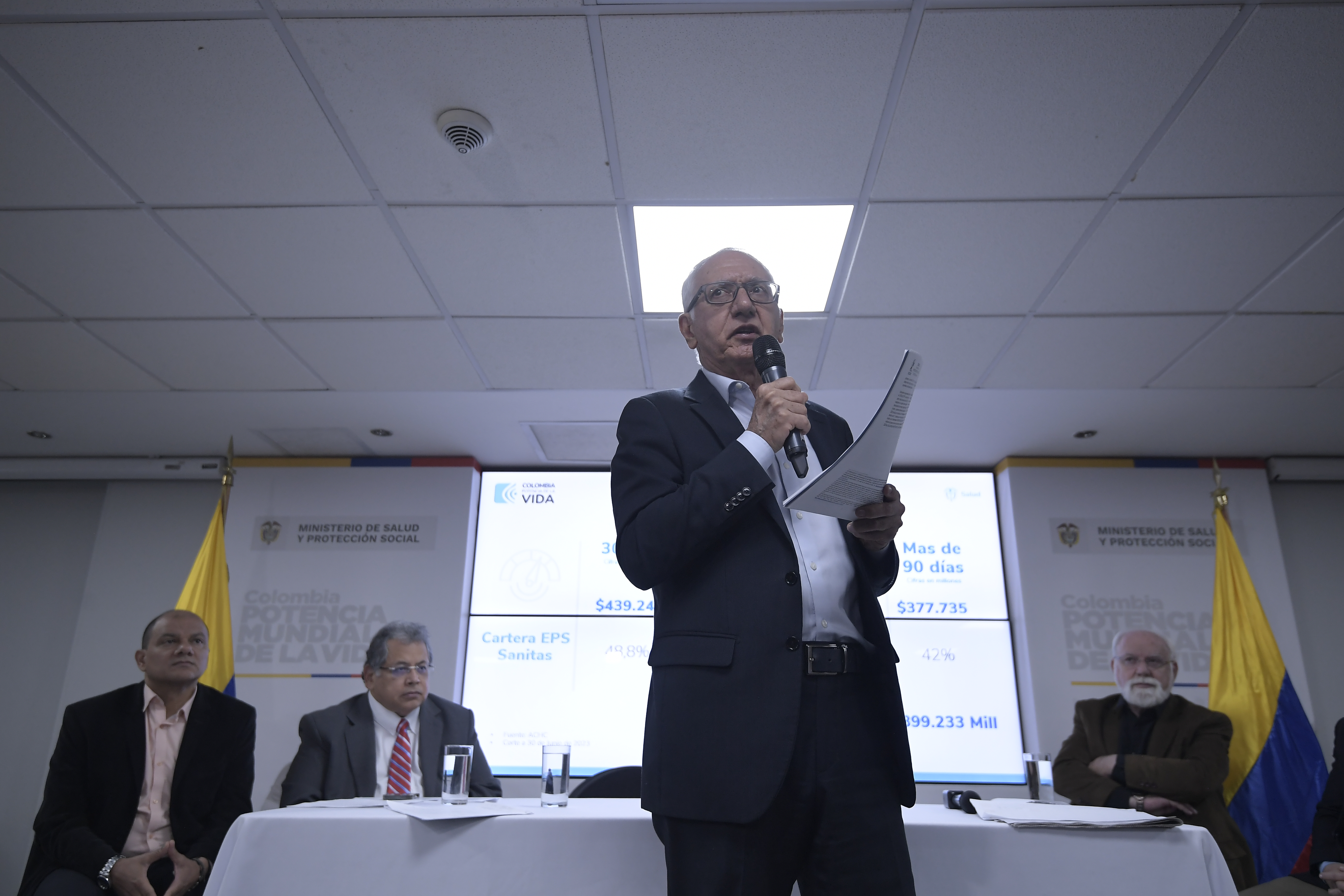 Ministro de Salud, en rueda de prensa por la deuda que tiene la EPS Sanitas con la red de droguerías Cruz Verde.