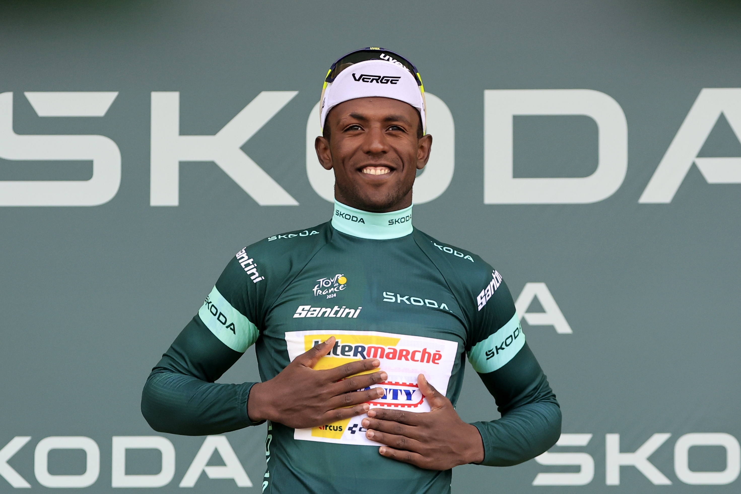 Girmay vuelve y gana en la antesala del “sterrato” en el Tour de Francia