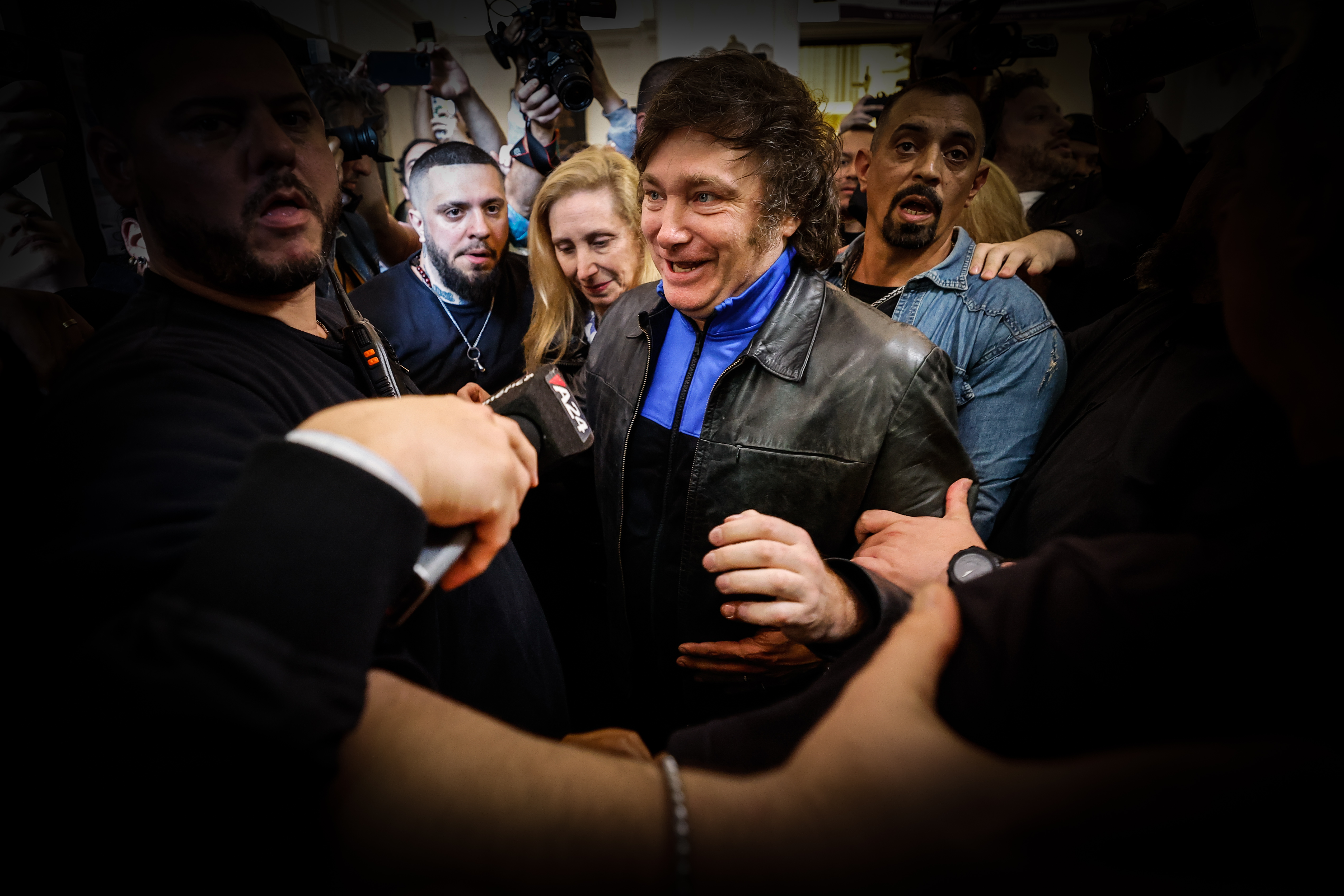 Como un “rockstar”: así votó Javier Milei en Argentina