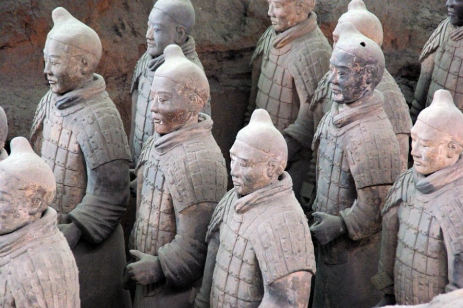 Por tomarse una «selfie», le quebró el dedo pulgar a una estatua del Ejército de Terracota