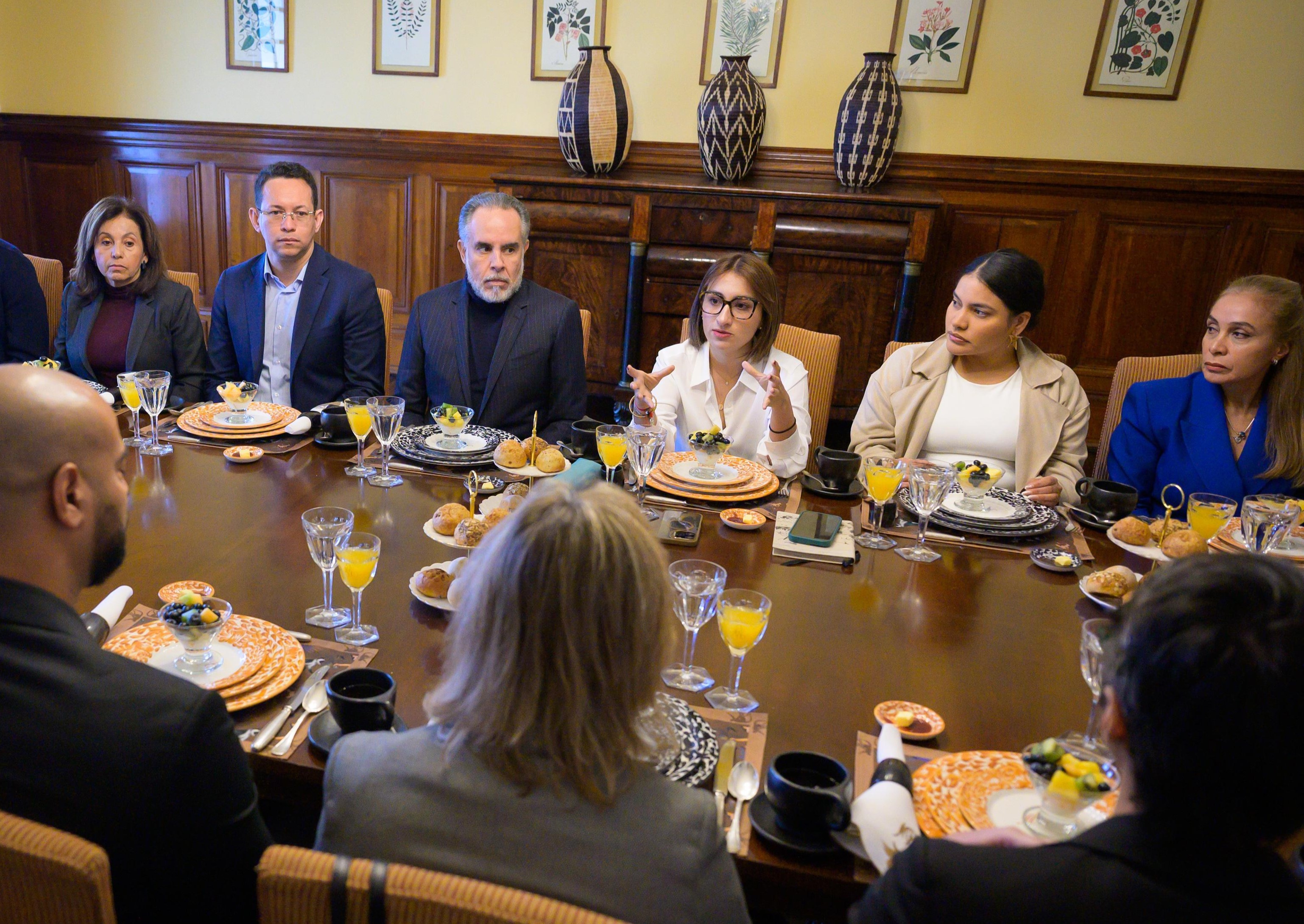 Sarabia y Benedetti buscan cumplirle a Petro esquivando crisis en elaboración de pasaportes