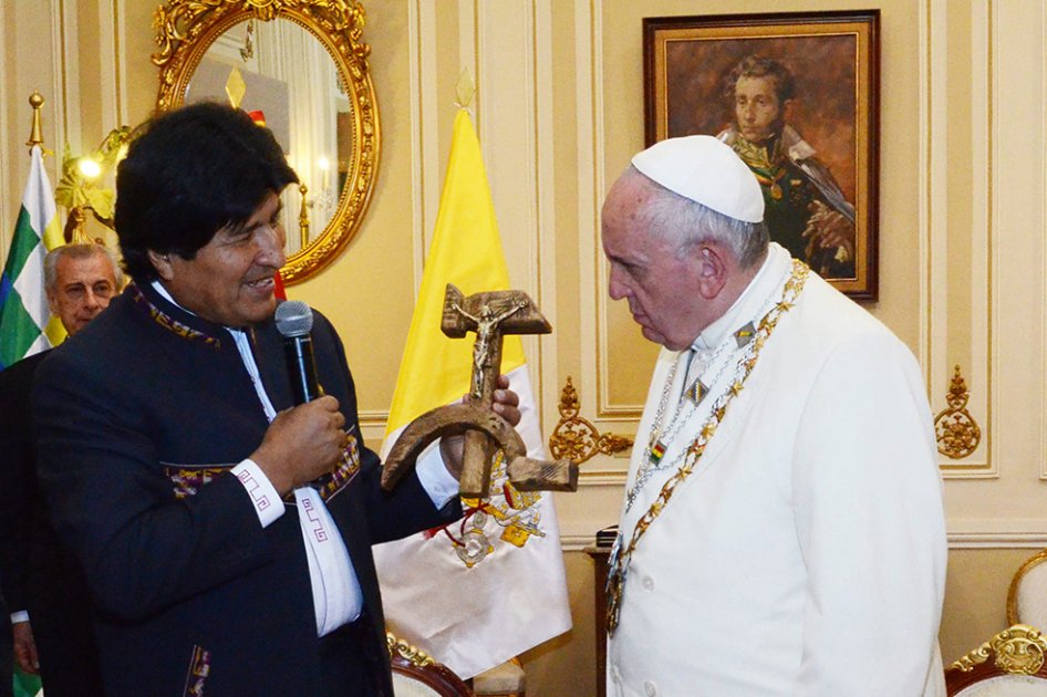 Críticas a Evo Morales por el "crucifijo comunista" que regaló al papa