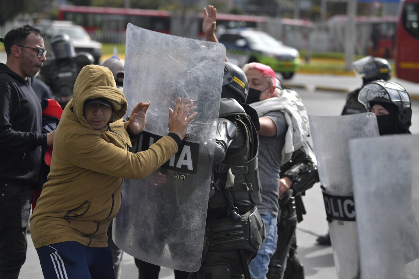 Así fue el enfrentamiento entre taxistas y policías en la Autopista Norte