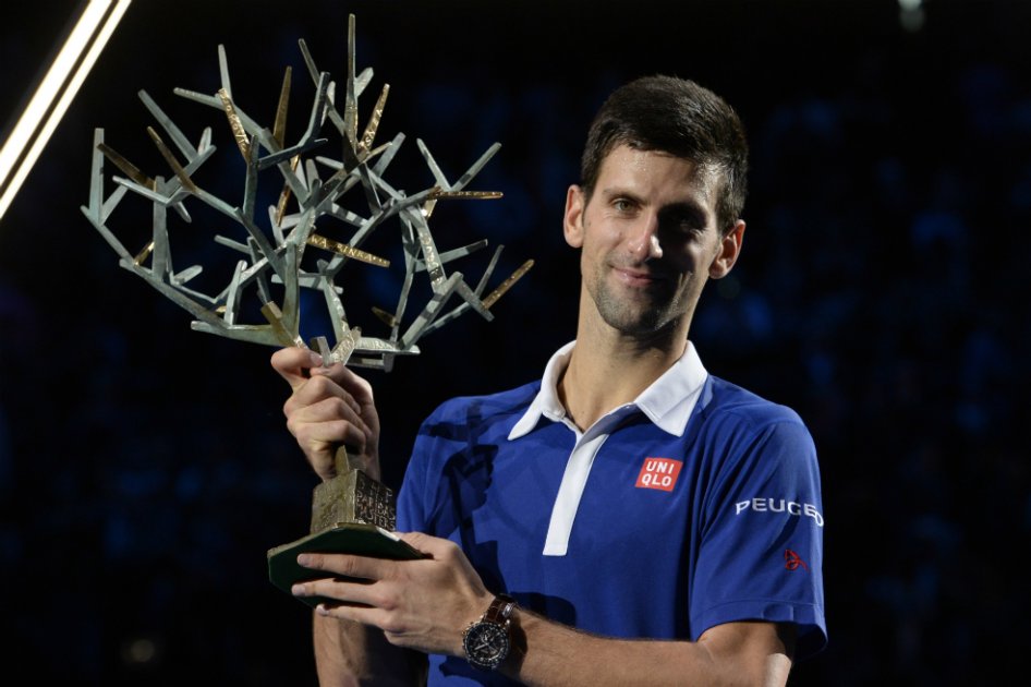 El serbio Novak Djokovic posa con el trofeo del Masters 1000 de París. / AFP