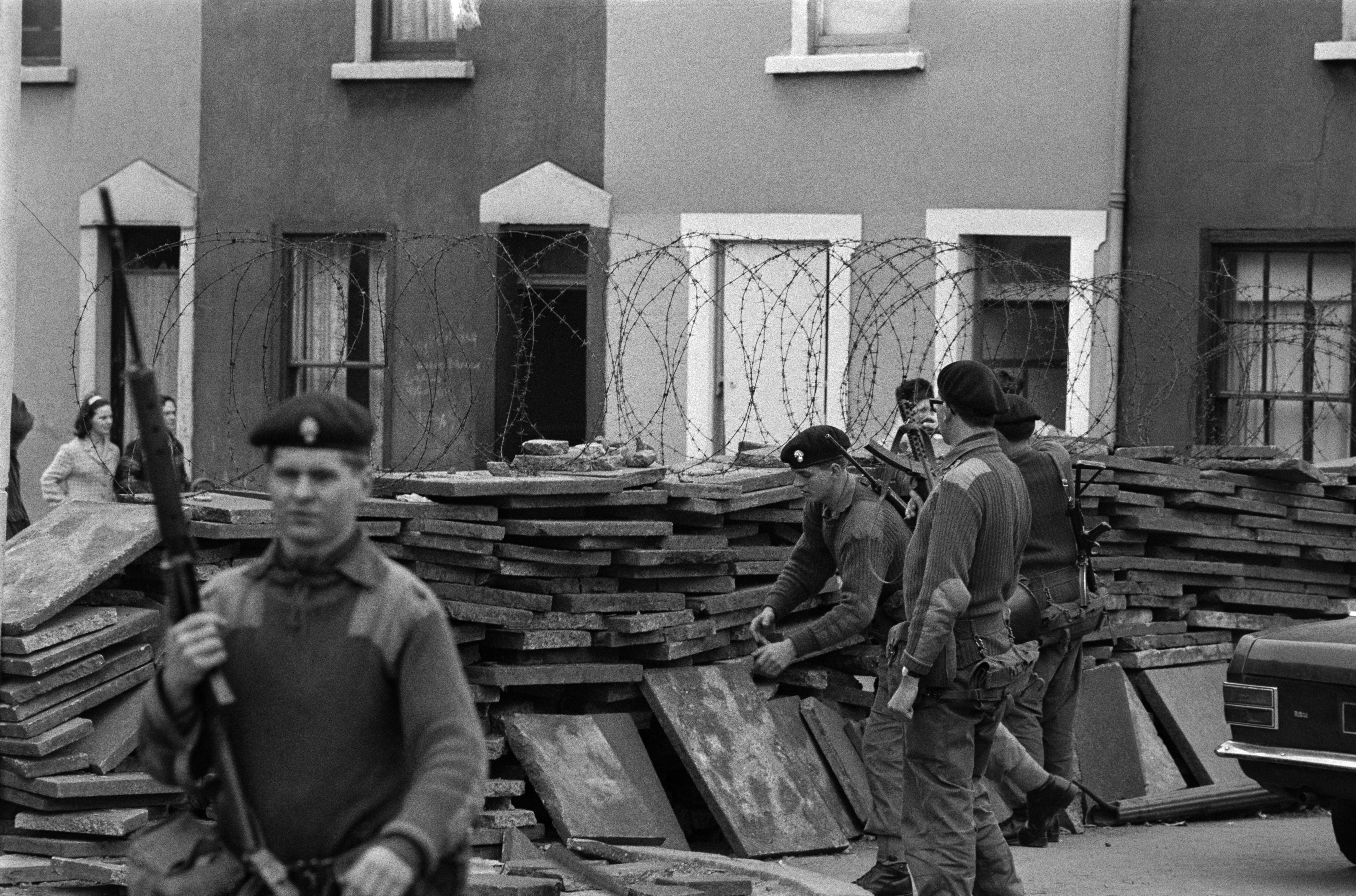 Soldados británicos frente a barricadas en barrios de Belfast, en 1969. Esta escena toma lugar luego de dos días de enfrentamientos entre católicos y protestantes en una localidad unionista.