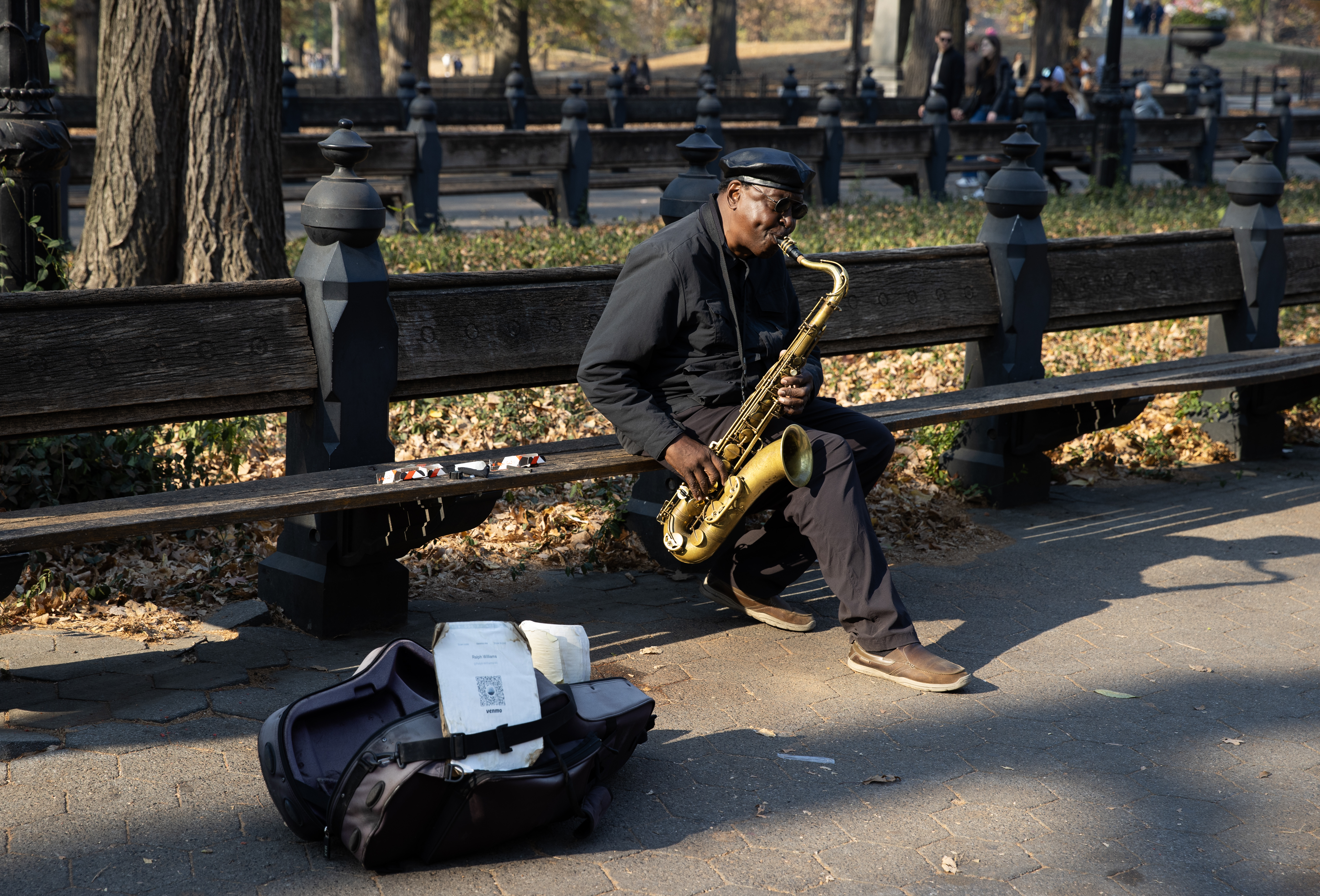 AME5695. NUEVA YORK (ESTADOS UNIDOS), 09/11/2024.- Un hombre toca jazz en el Central Park este sábado en Nueva York (EE.UU.). EFE/ Orlando Barría