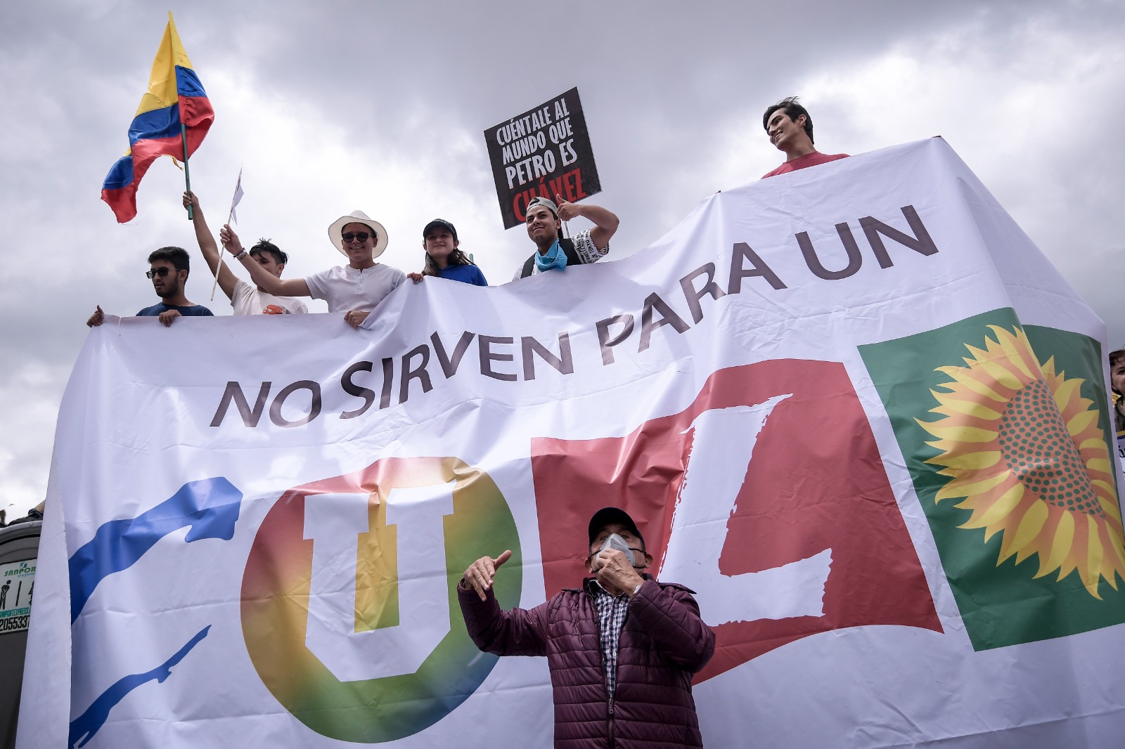 No obstante, entre las críticas cientos de personas cuestionaron los principios de algunos de los partidos políticos más reconocidos, luego de que se declarasen de gobierno.