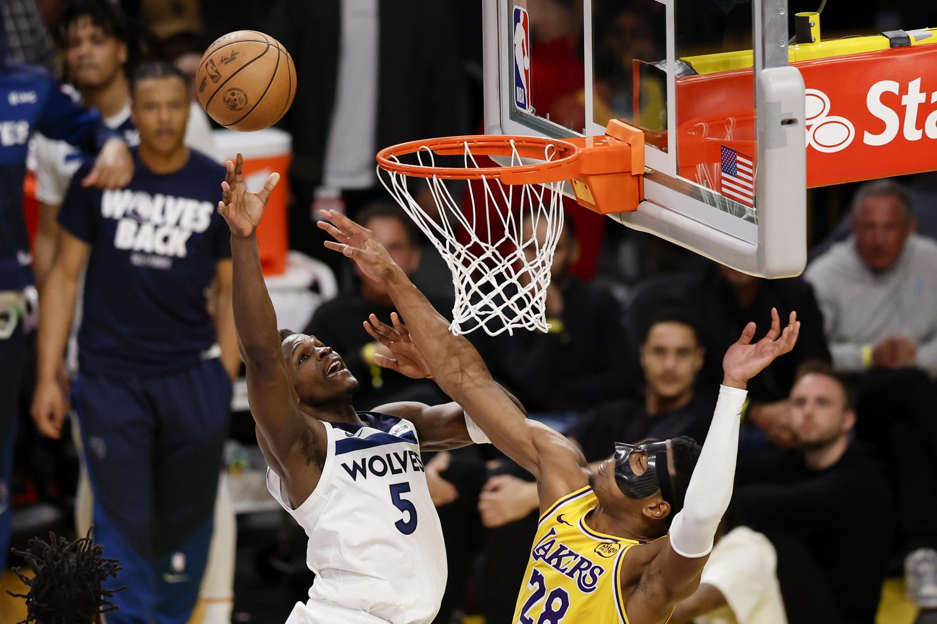 Con 43 puntos de Edwards, Timberwolves dejó a Lakers al borde de la eliminación